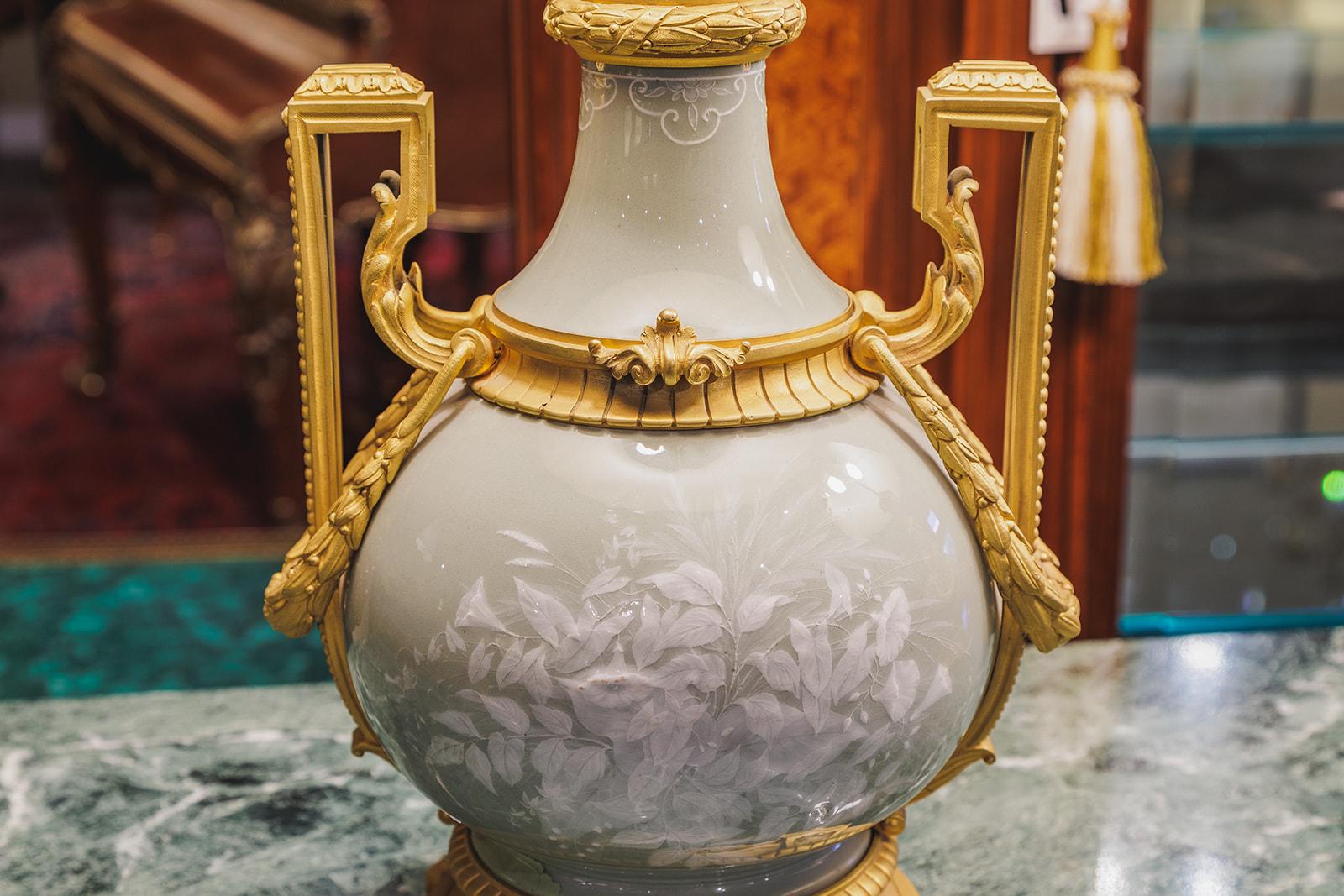 Ein feines Paar französischer Celadon-Porzellan- und vergoldeter Bronzelampen aus dem 19. Jahrhundert  (Louis XVI.) im Angebot