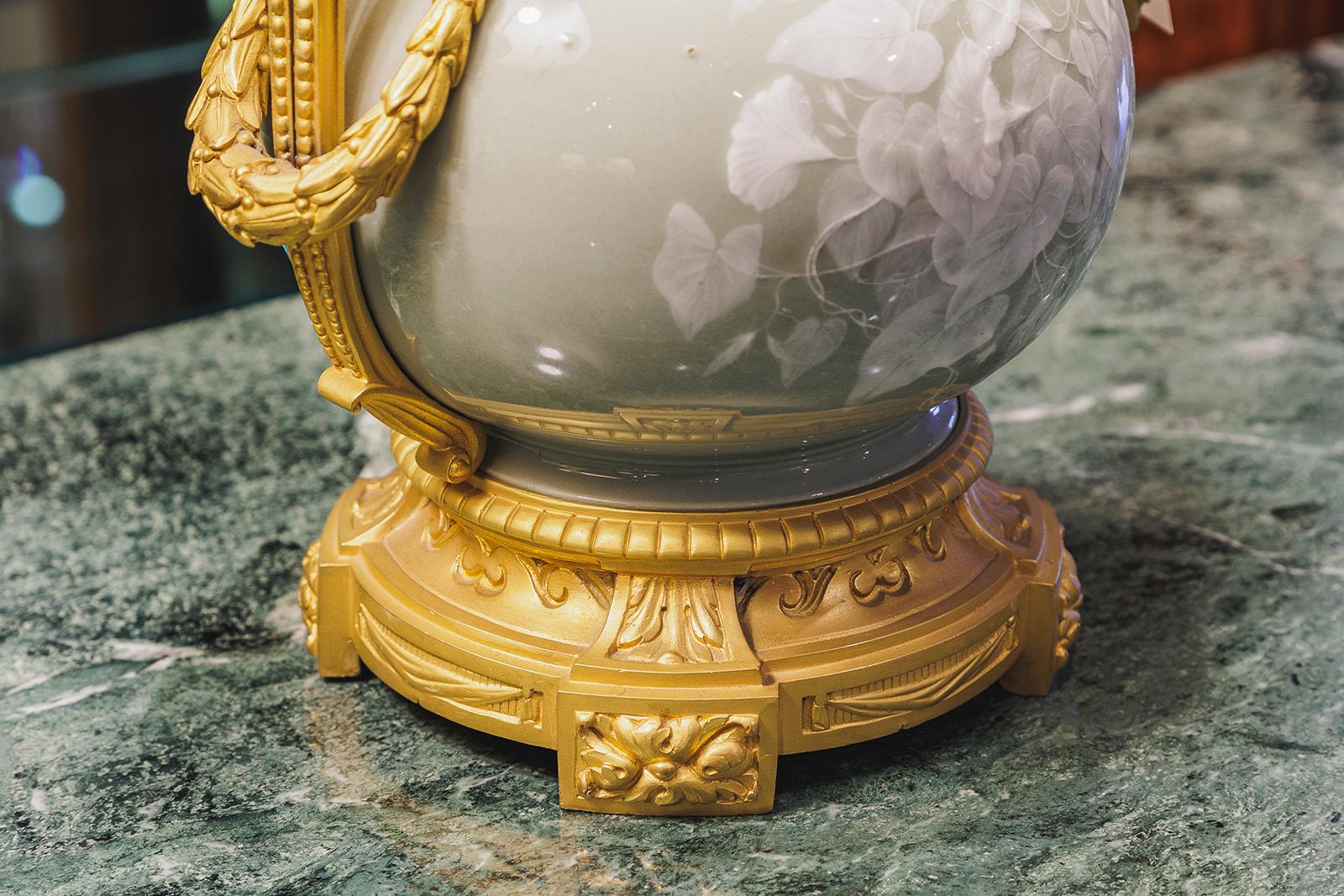Ein feines Paar französischer Celadon-Porzellan- und vergoldeter Bronzelampen aus dem 19. Jahrhundert  (Französisch) im Angebot