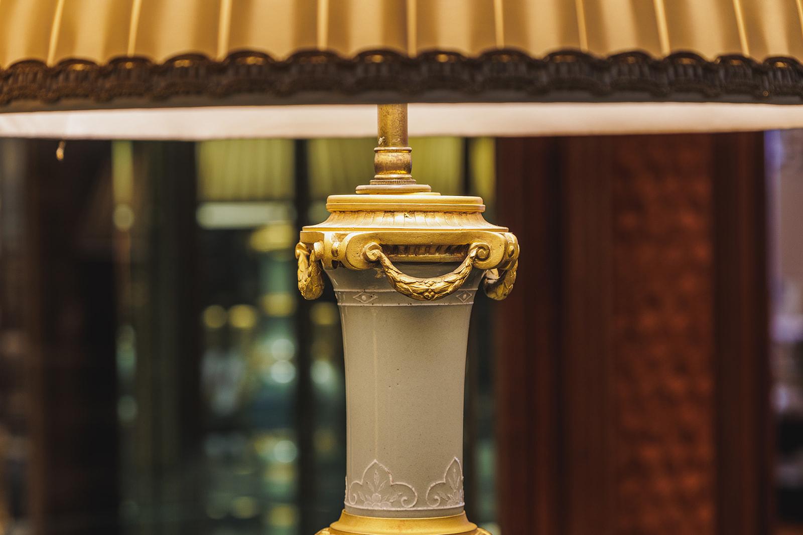 Doré Paire de lampes en porcelaine céladon et bronze doré du XIXe siècle  en vente