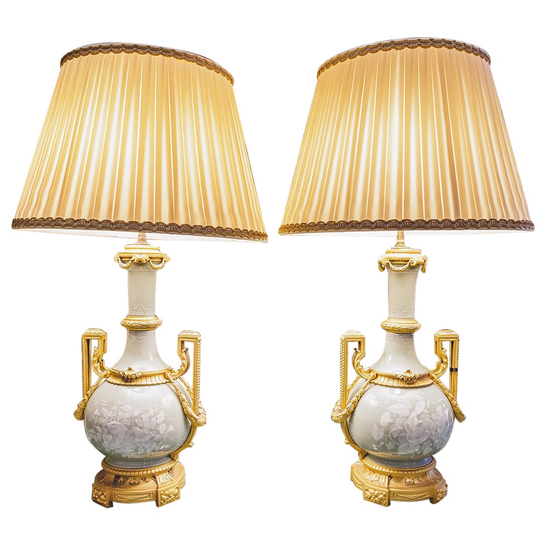 Fina pareja de lámparas francesas del siglo XIX de porcelana celadón y bronce dorado