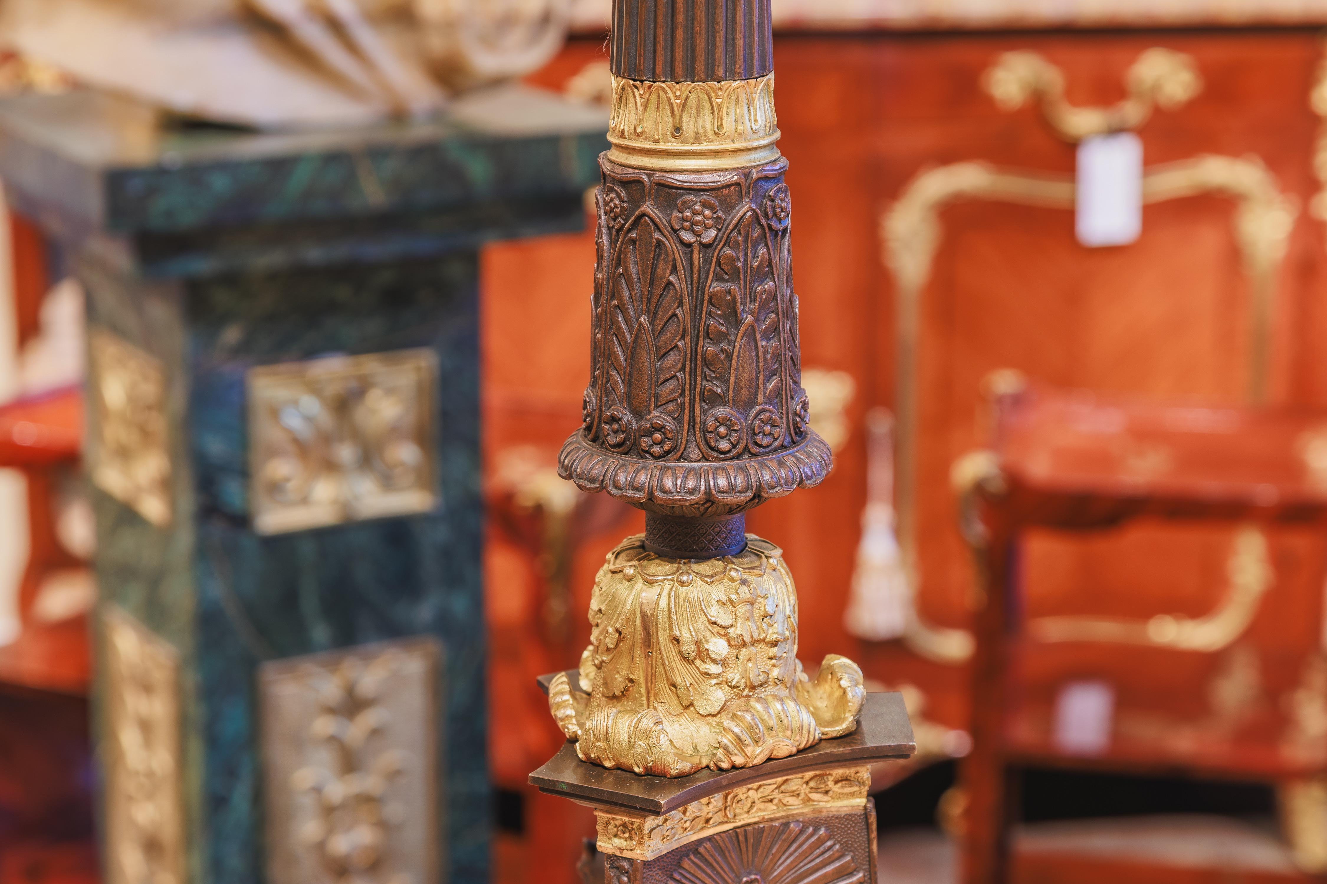 Carlo X Coppia di lampade a candelabro in bronzo del periodo Charles X, Francia, del XIX secolo in vendita