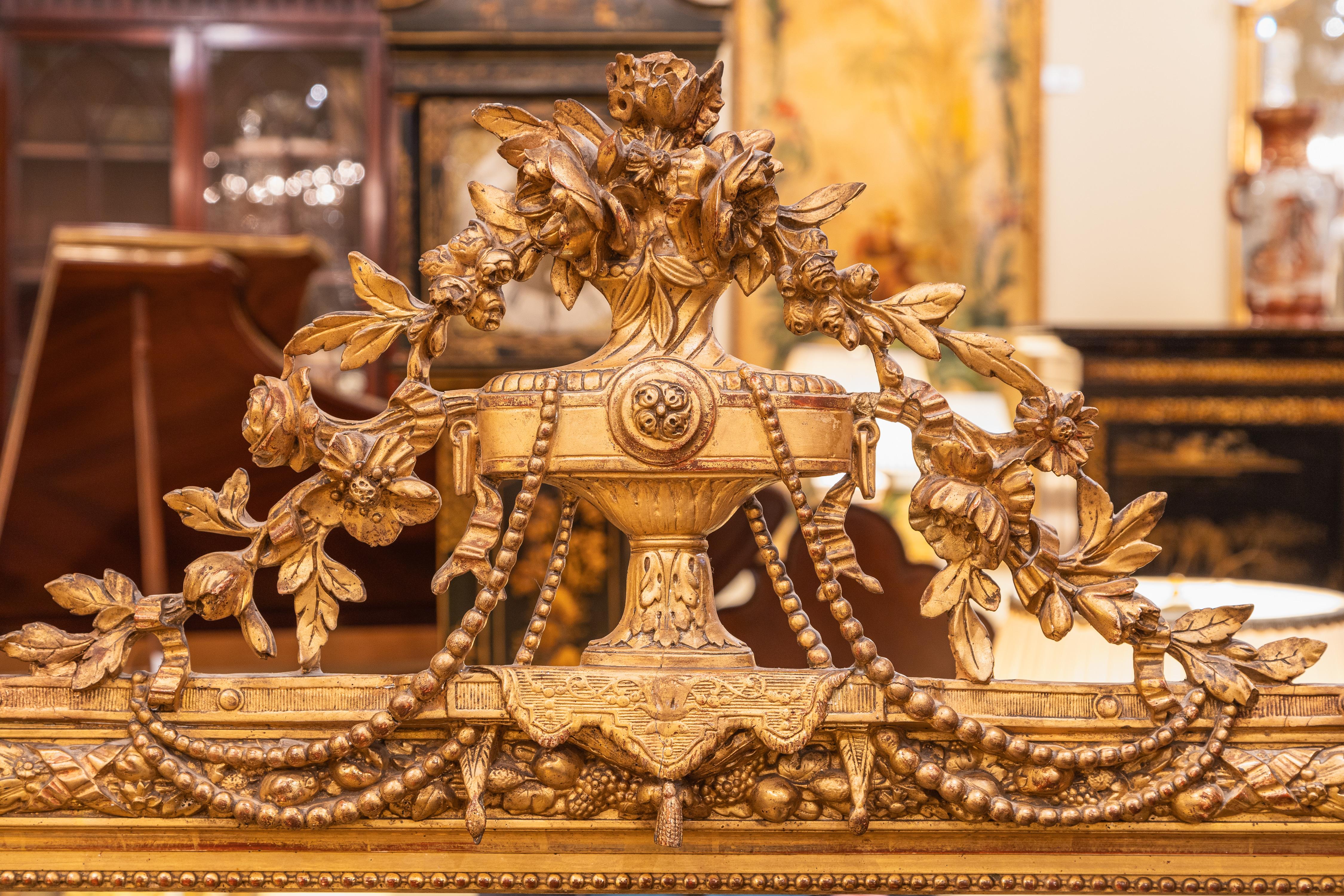 Doré Une belle paire de miroirs Louis XVI français du 19ème siècle, sculptés et dorés.  en vente