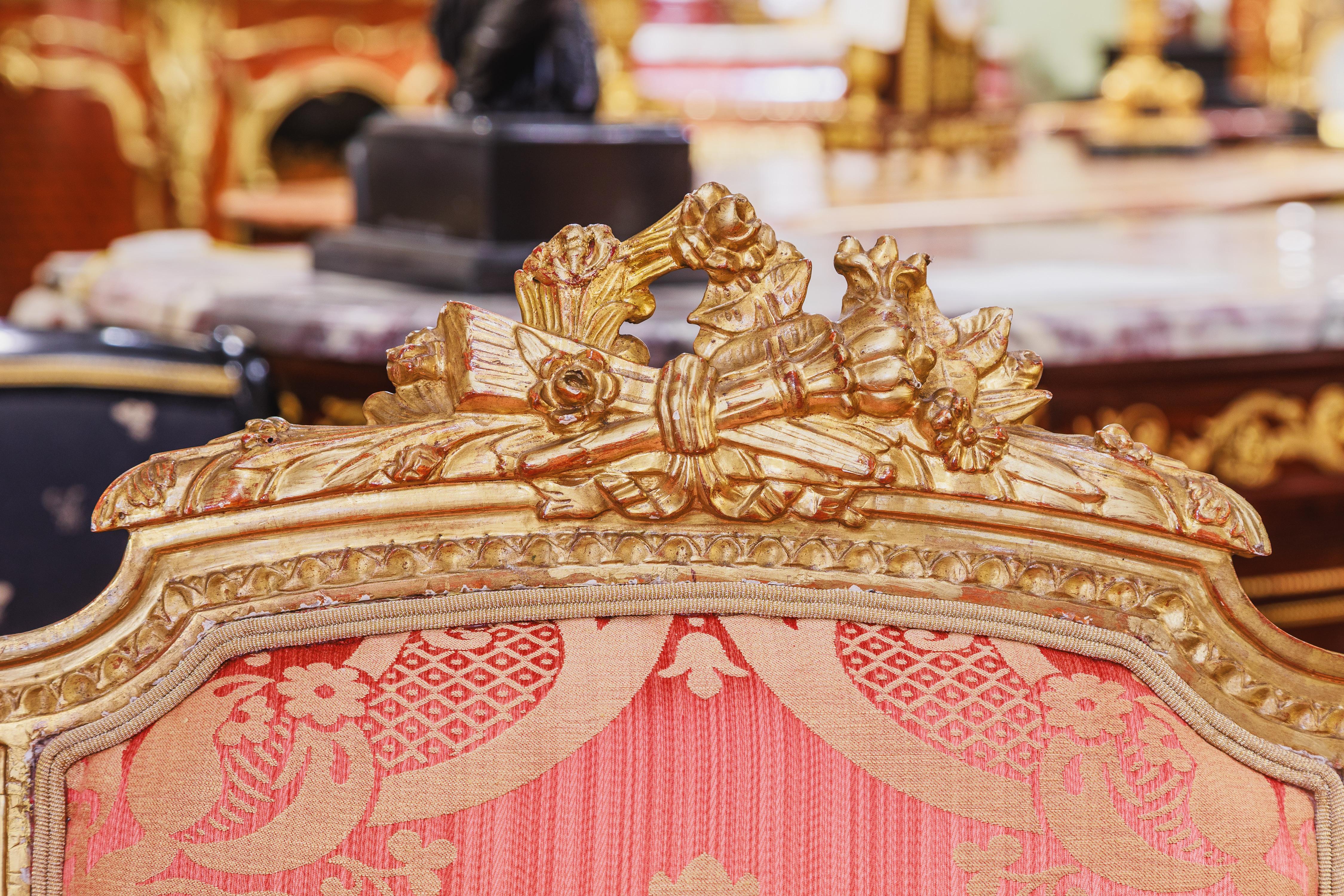 Legno dorato Bella coppia di poltrone francesi Luigi XVI del XIX secolo intagliate e dorate in vendita