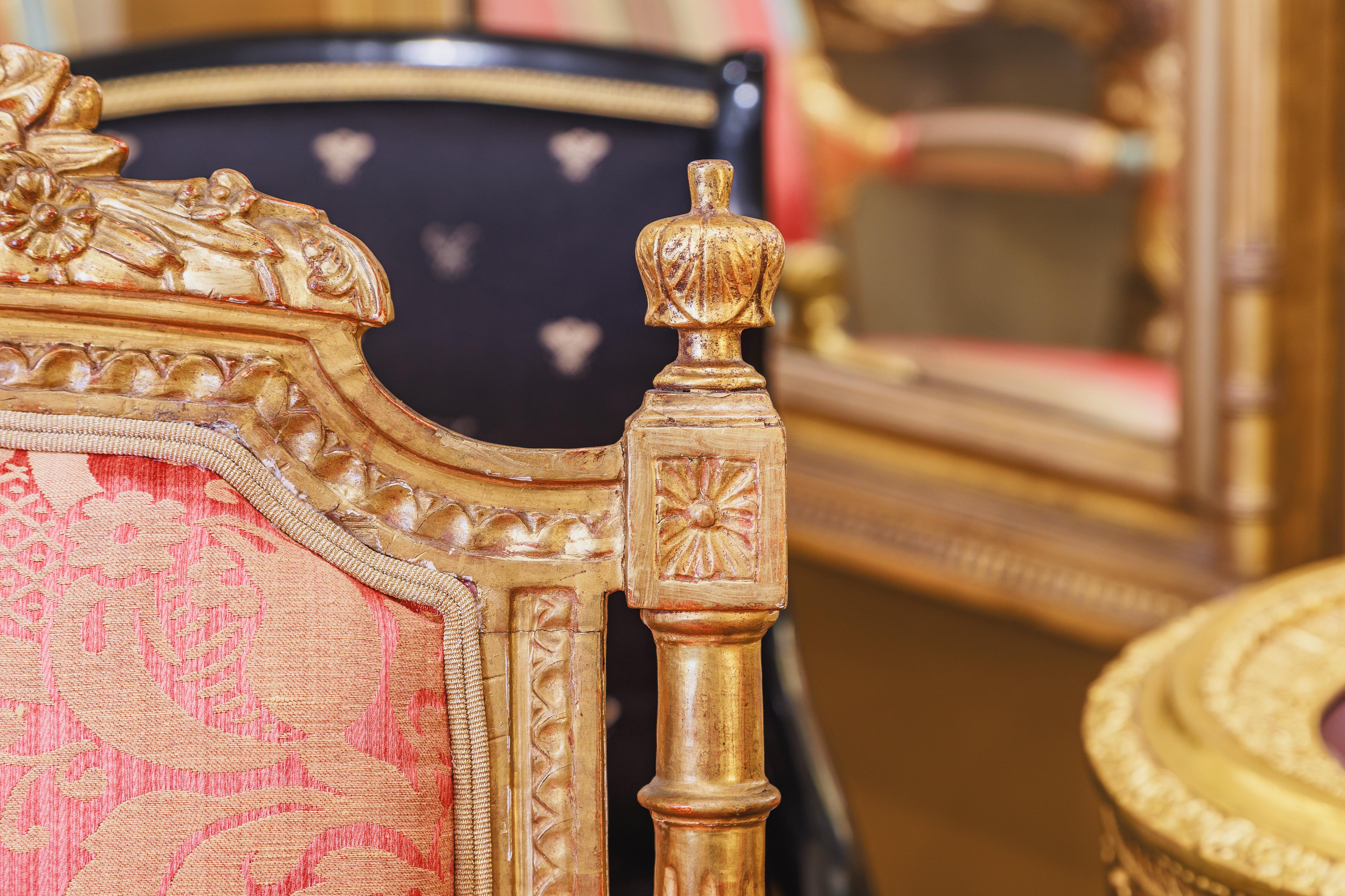 Bella coppia di poltrone francesi Luigi XVI del XIX secolo intagliate e dorate in vendita 1