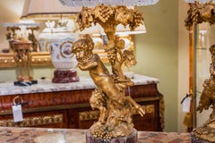 Una bella coppia di putti in bronzo dorato del XIX secolo con piani in cristallo e basi in marmo
