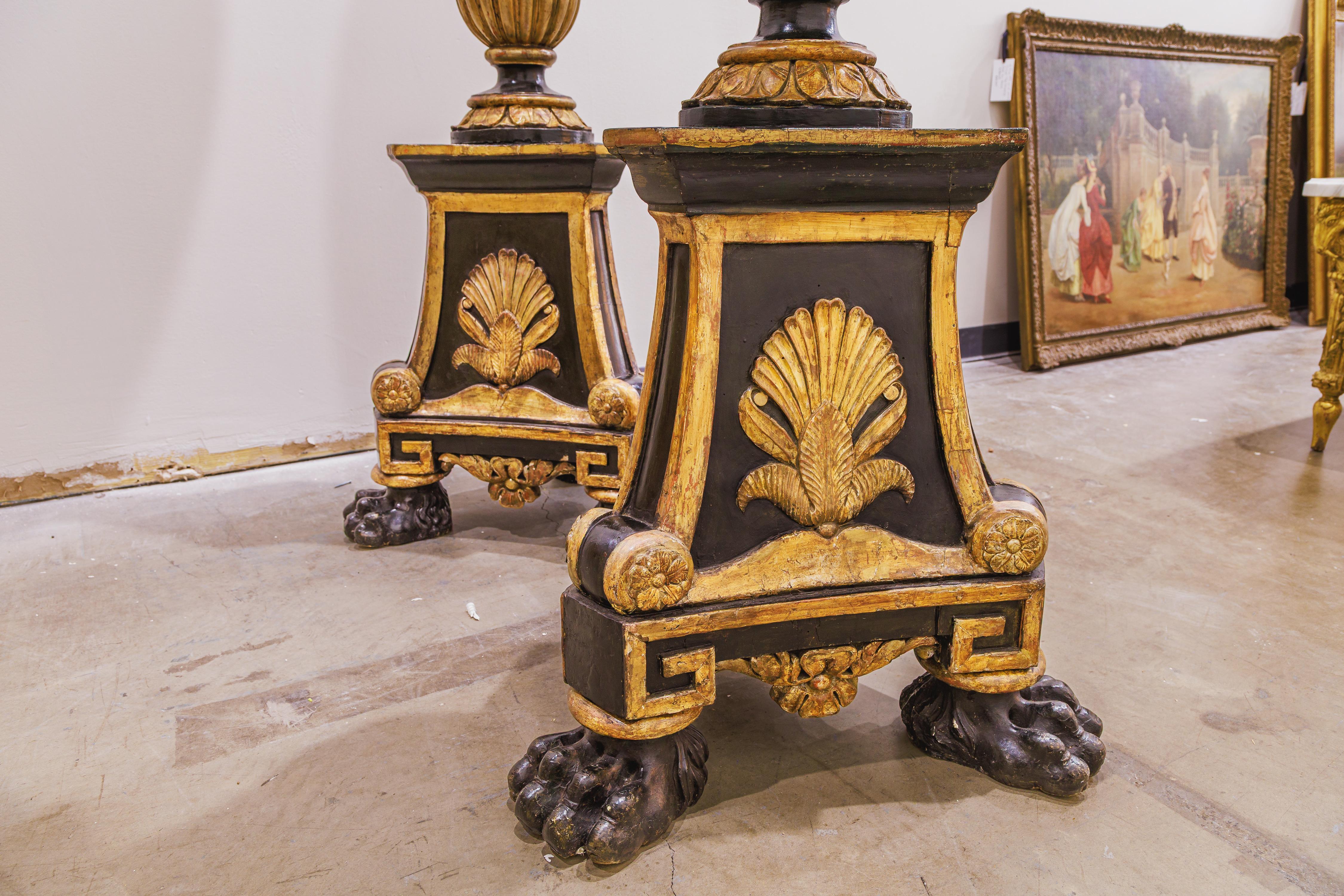 Gilt A fine pair of 19th century Italian painted black and gilt carved torchieres For Sale