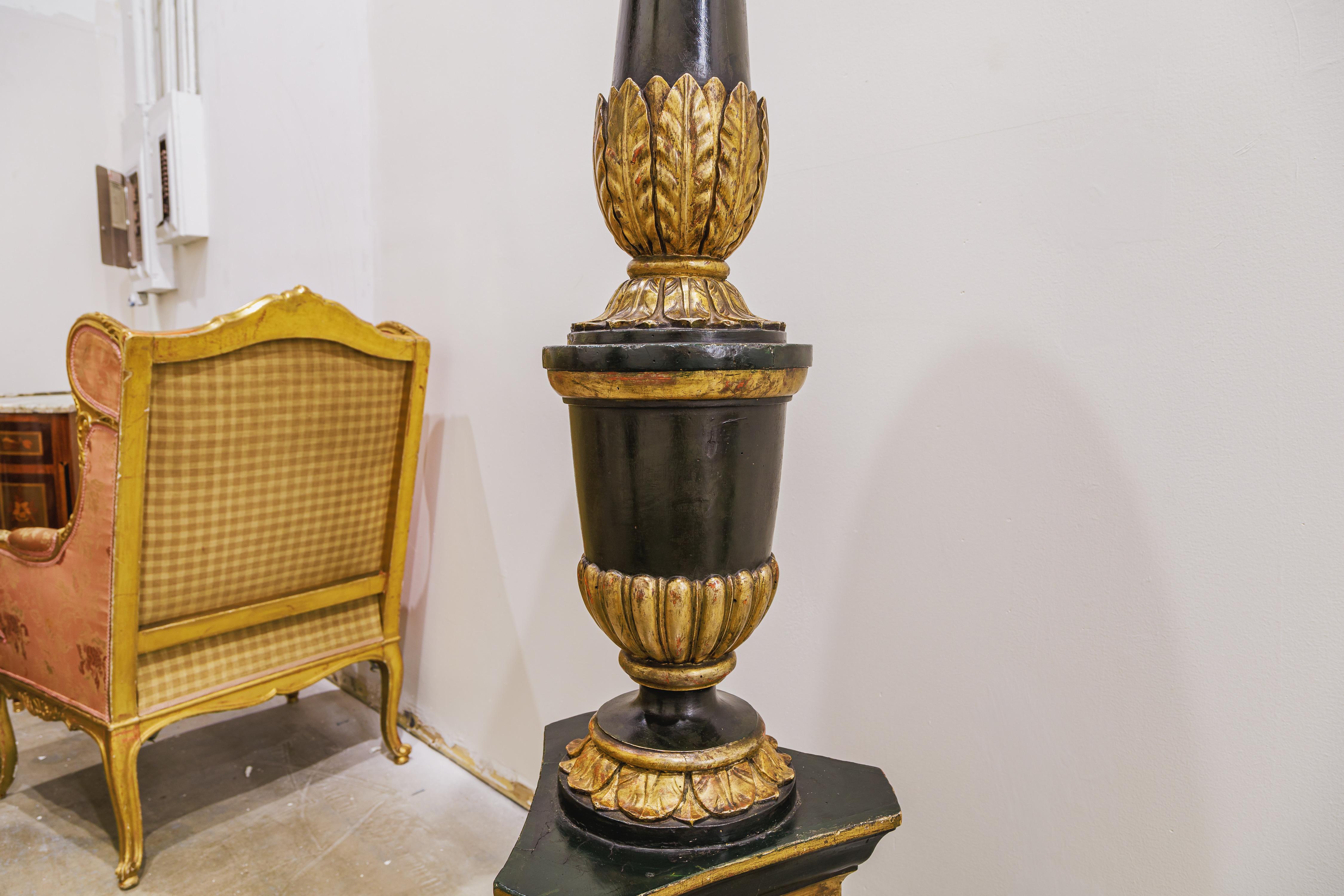 A fine pair of 19th century Italian painted black and gilt carved torchieres In Good Condition For Sale In Dallas, TX