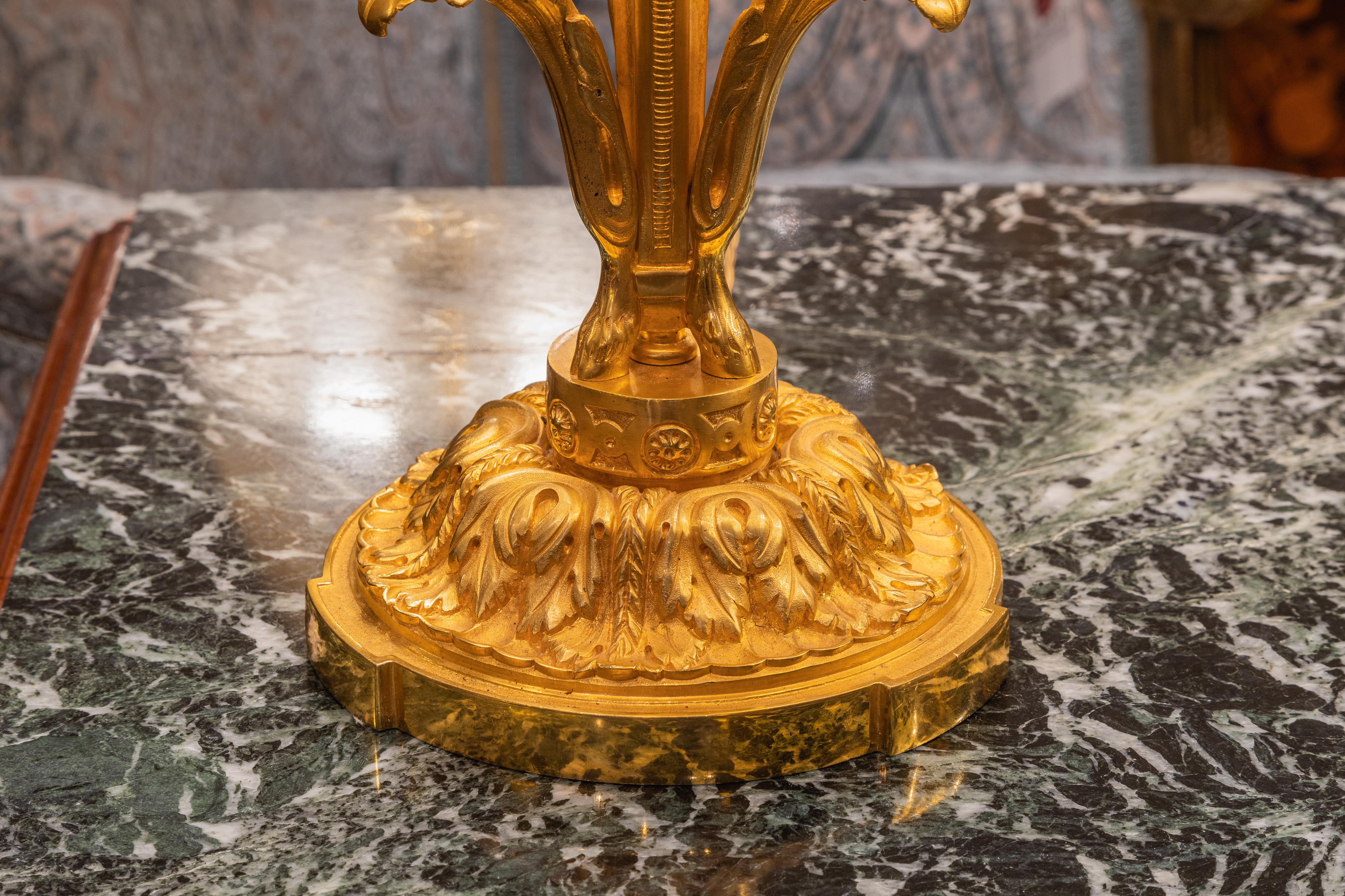 Une très belle paire de lampes candélabres en bronze doré Louis XVI du 19ème siècle. Coulée fine et dorée à la flamme . 