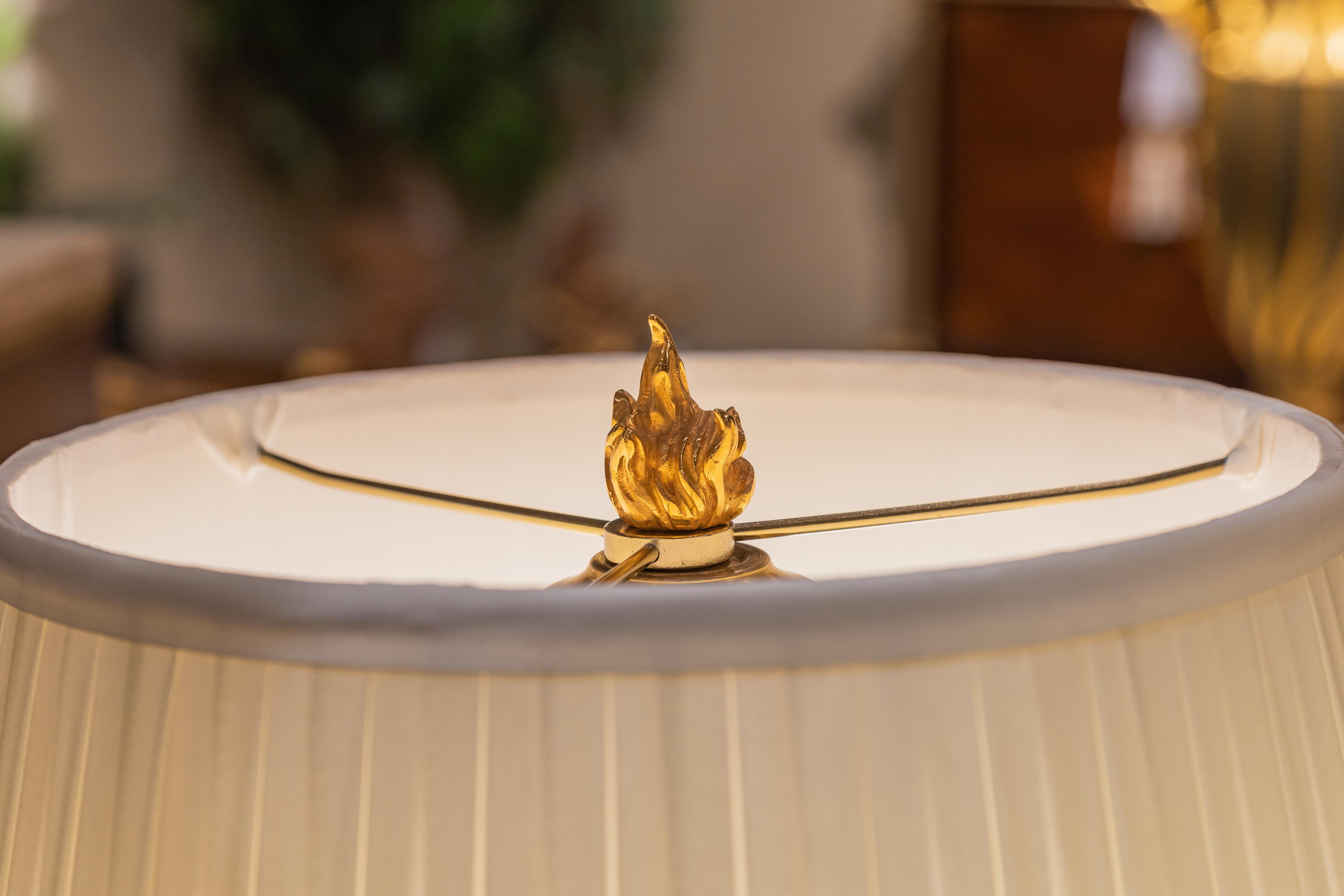 Doré Paire de lampes candélabres en bronze doré de style Louis XVI du XIXe siècle  en vente