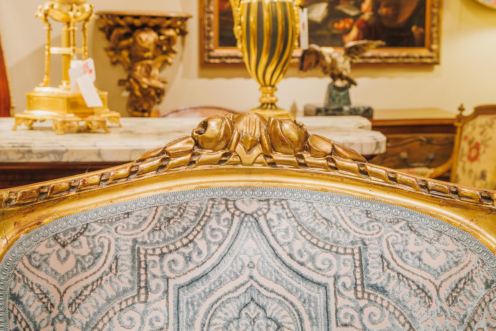 Ein feines Paar vergoldete und geschnitzte Louis-XVI-Flügelstühle aus dem 19.  (Französisch) im Angebot