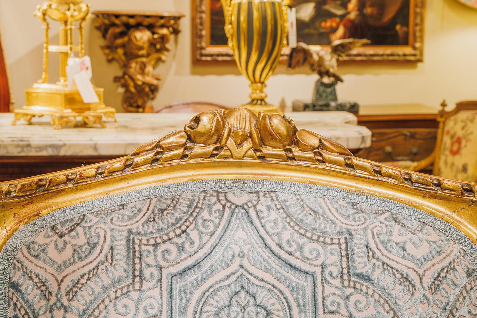 Sculpté à la main Paire de fauteuils à oreilles Louis XVI du 19e siècle, en eau, dorés et sculptés en vente