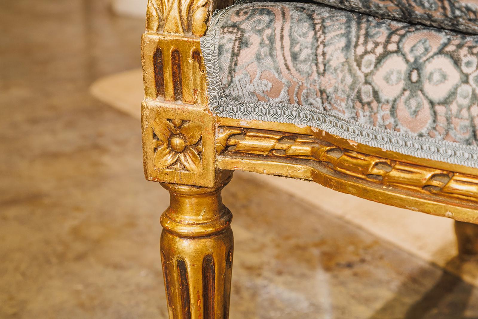 Bois doré Paire de fauteuils à oreilles Louis XVI du 19e siècle, en eau, dorés et sculptés en vente