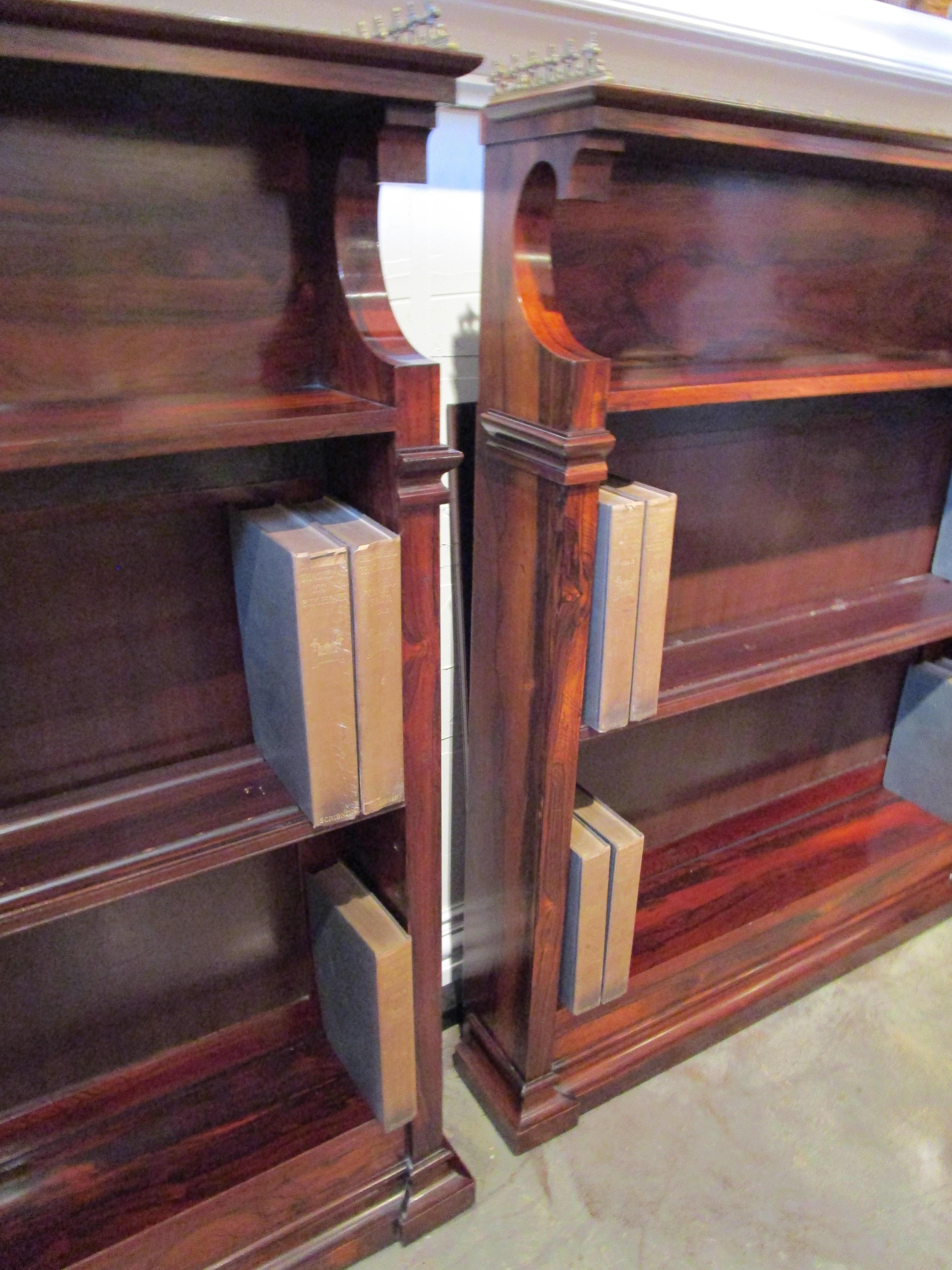 Paar Regency-Bücherregale aus Palisanderholz mit vergoldeten Messingschienen aus dem 19. Jahrhundert 1