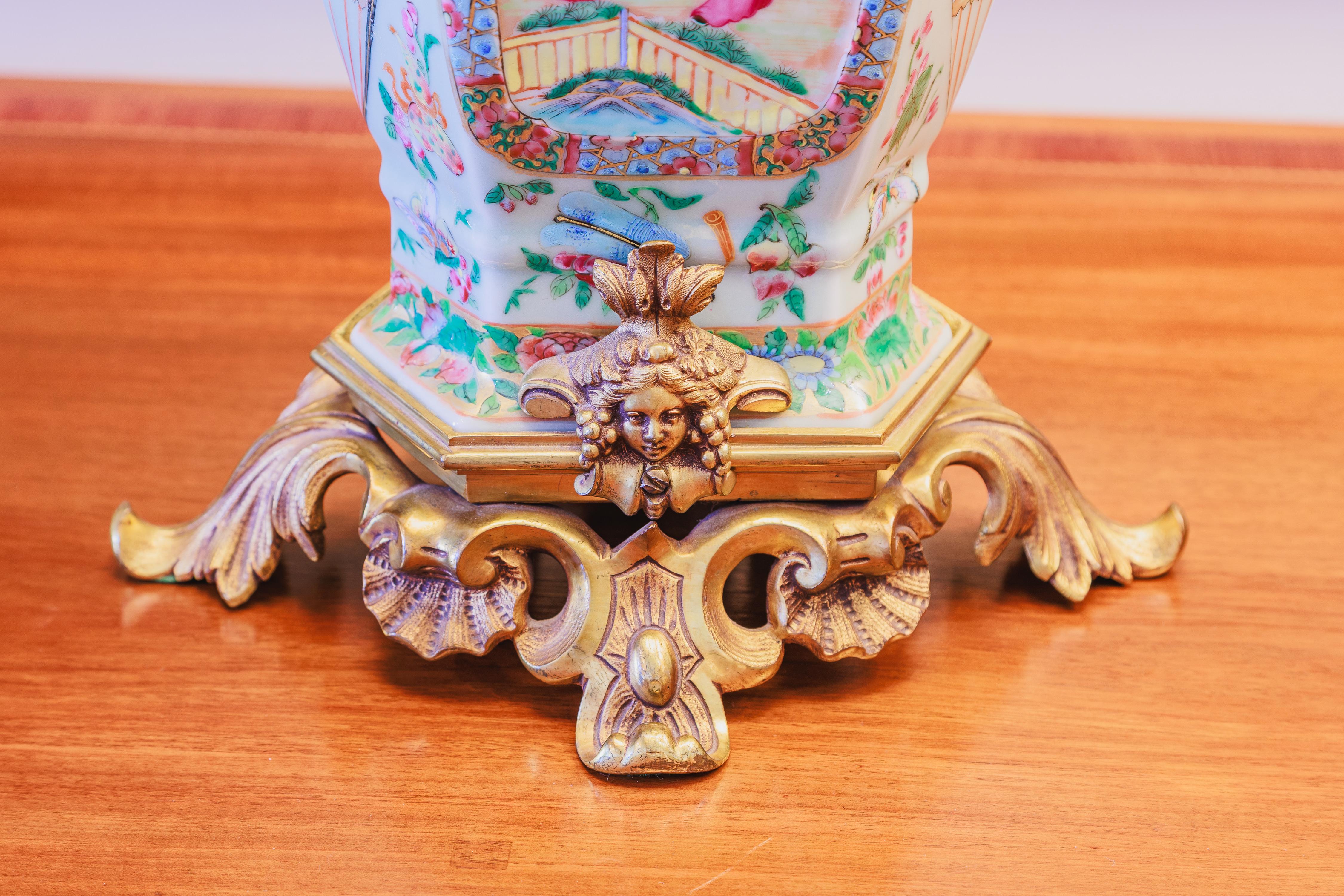 Paire de lampes en porcelaine Rose Medallion du 19ème siècle avec des bases en bronze doré.