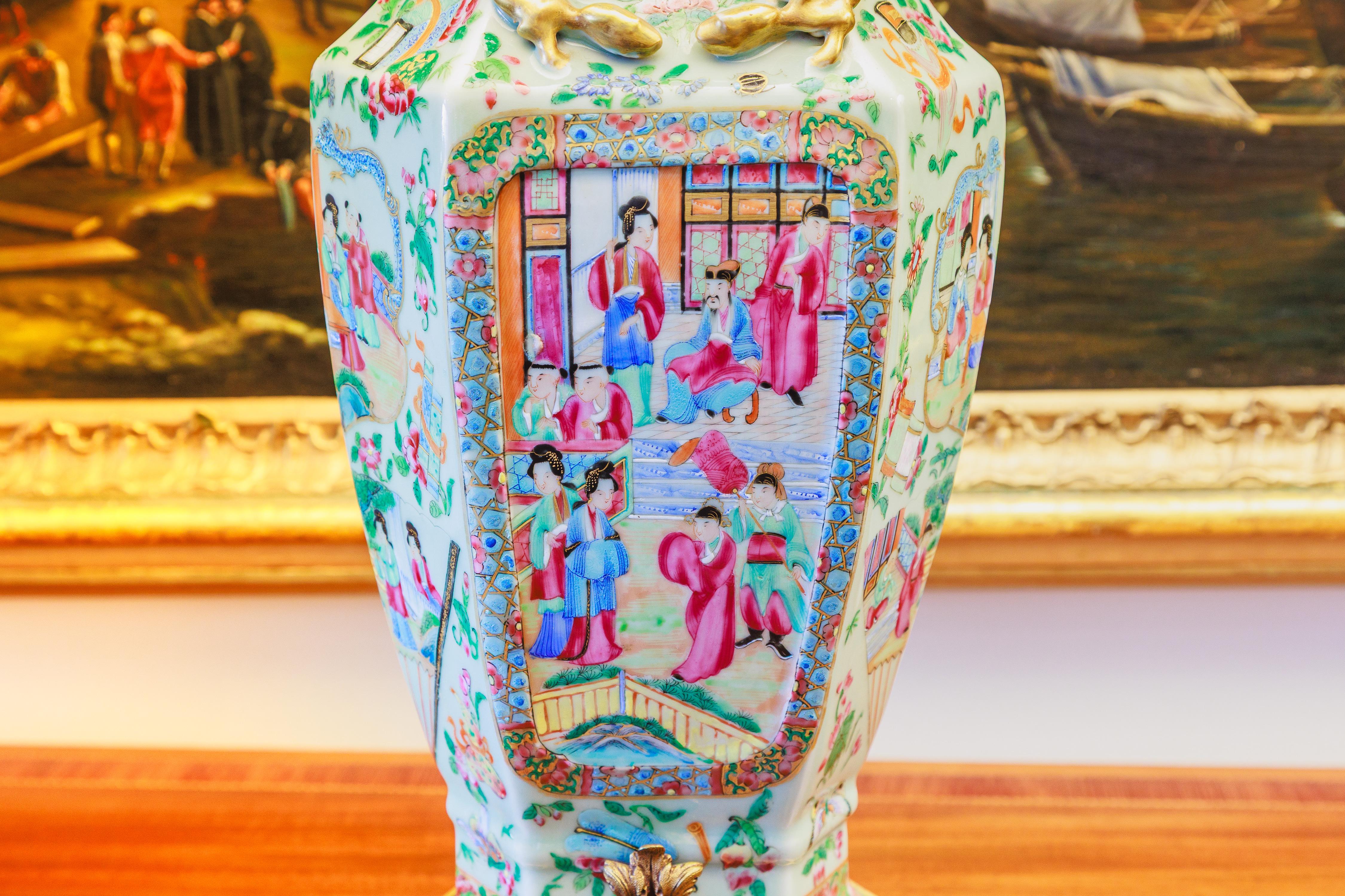 Exportation chinoise Paire de lampes en bronze doré et médaillon rose du 19e siècle en vente