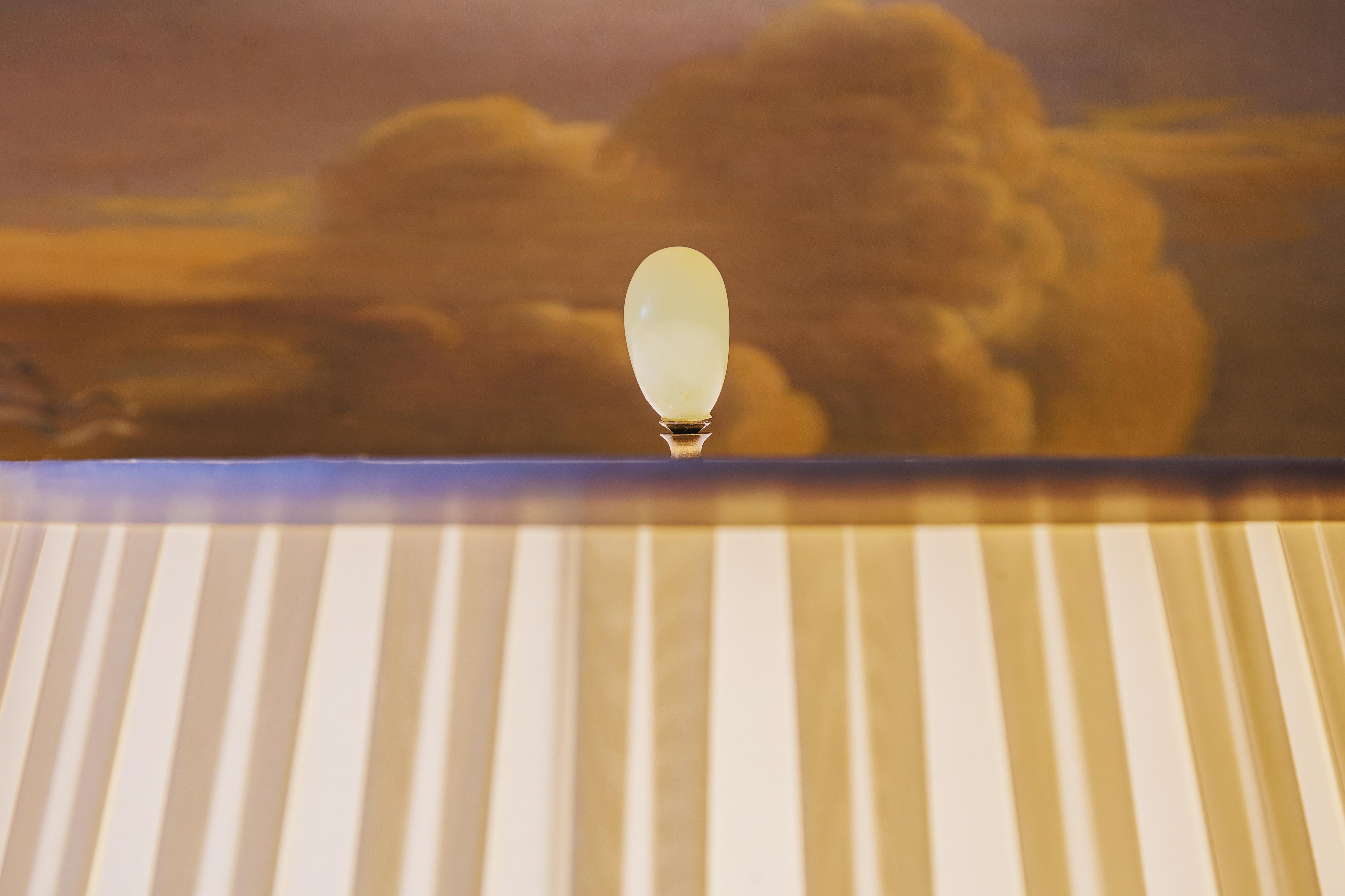 Doré Paire de lampes en bronze doré et médaillon rose du 19e siècle en vente