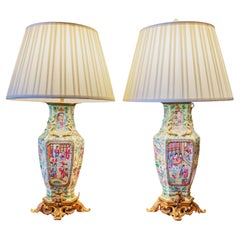 Una bella coppia di lampade con medaglione a rosa e bronzo dorato del XIX secolo