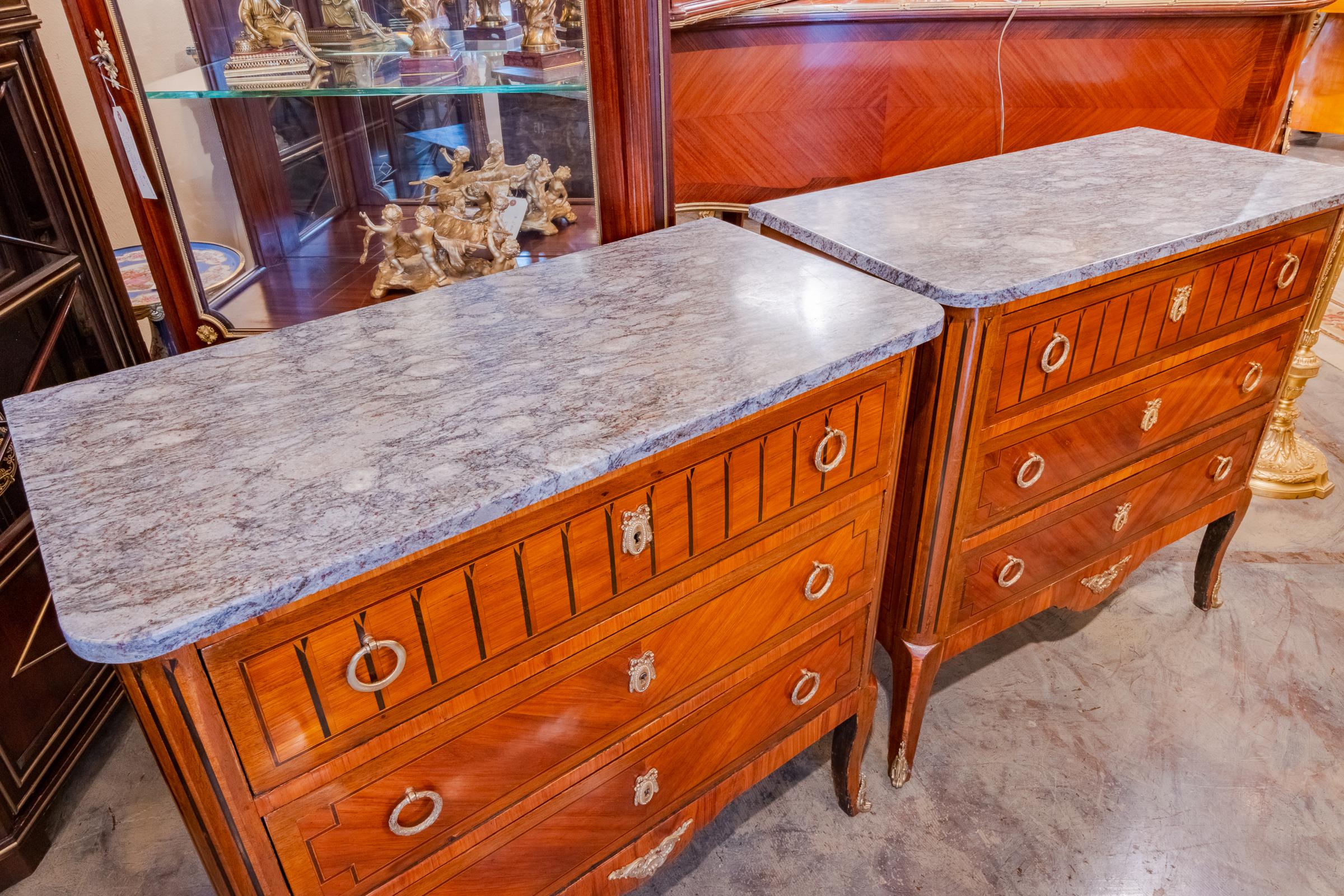 19th Century Fine Pair of 19th Italian Louis XV Mahogany and Inlayed Marble Top Nightstands For Sale