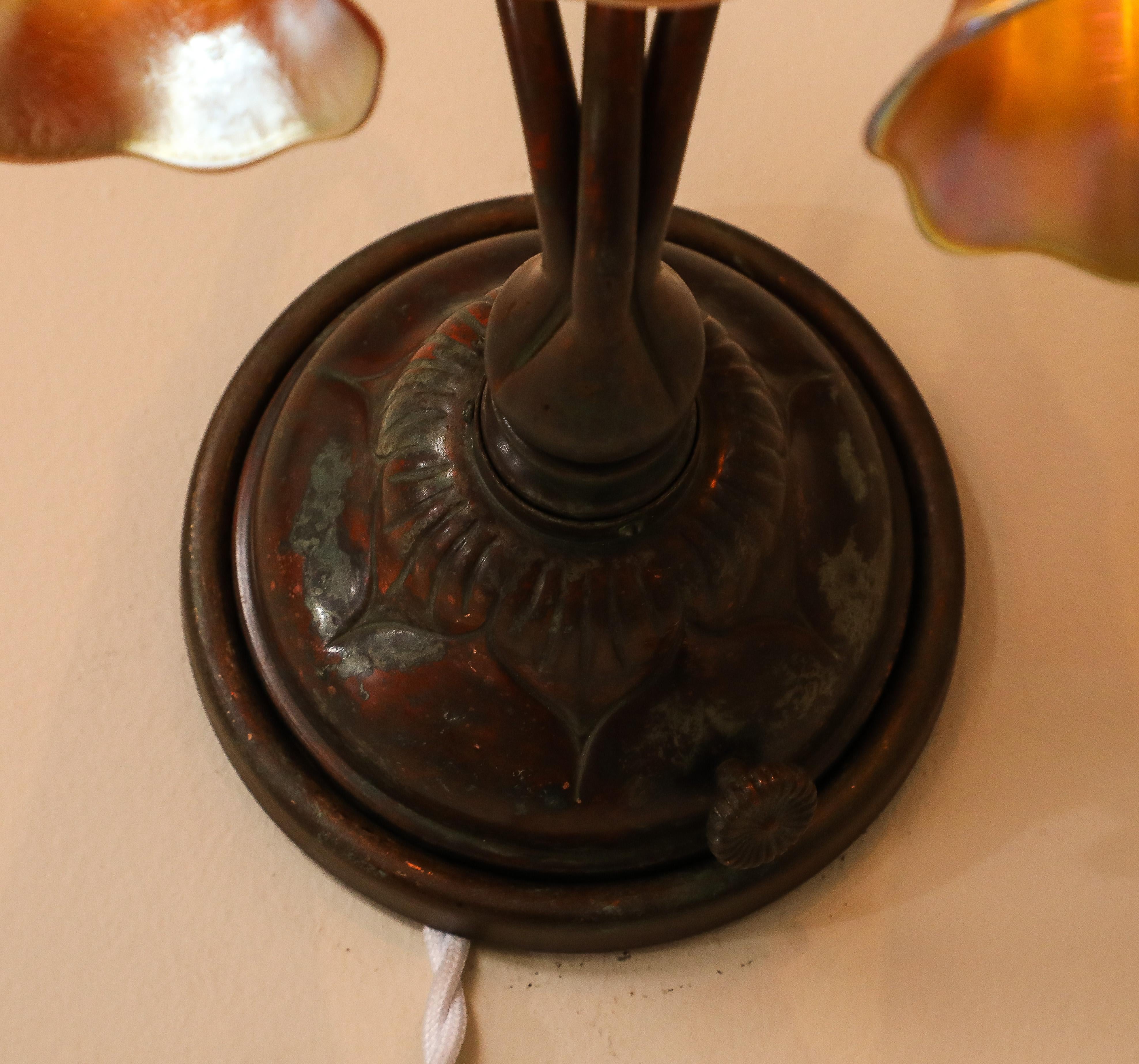 Début du 20ème siècle Paire d'appliques murales à 3 lumières, par Tiffany Studios en vente