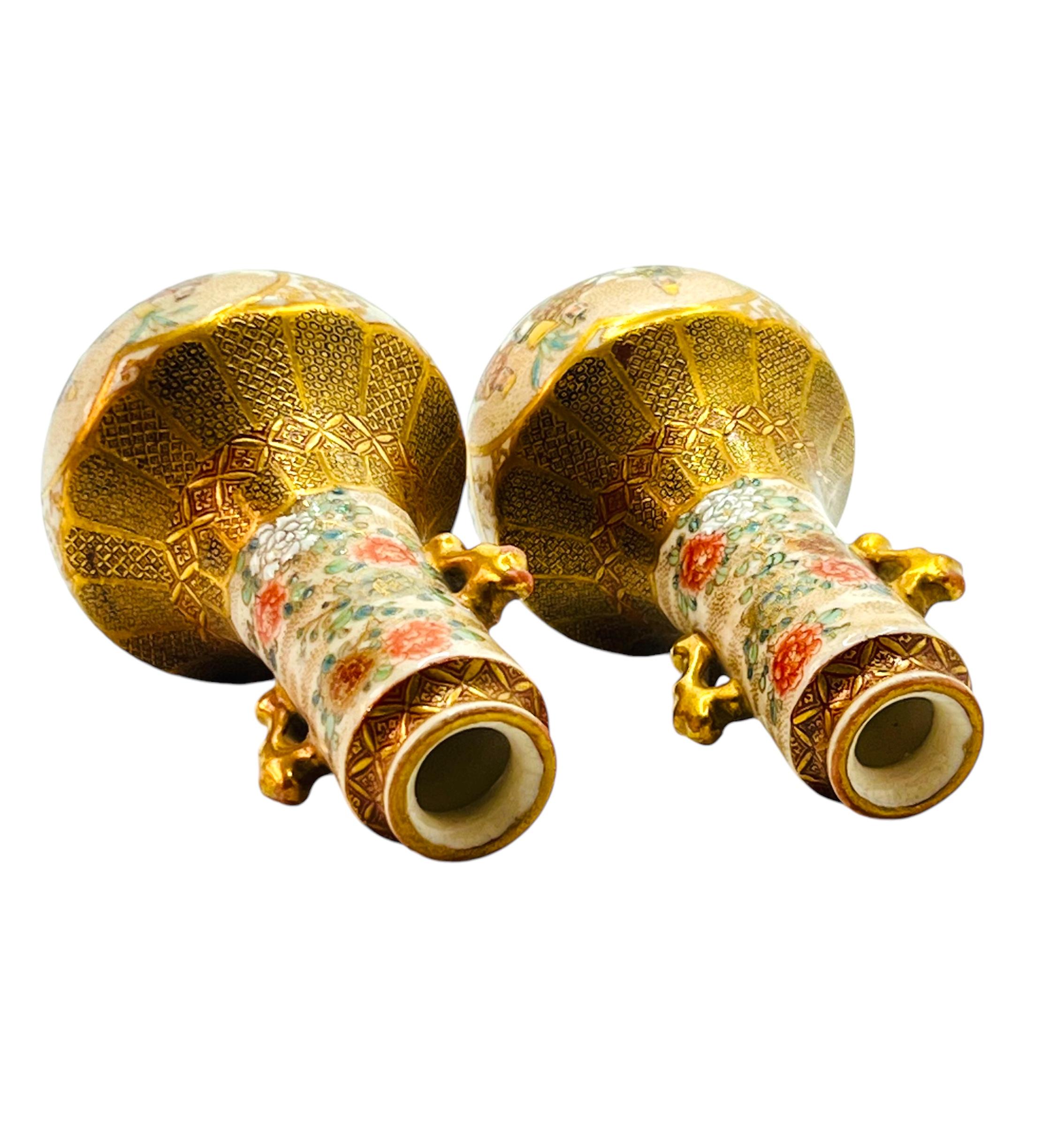 Une belle paire de vases japonais anciens Satsuma. Signé Kyuozan.Époque Meiji en vente 3