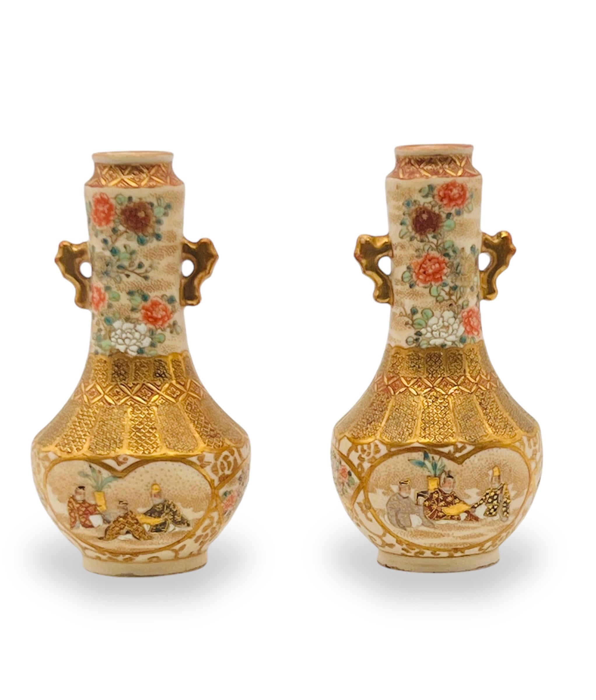 
Une belle paire de vases japonais Satsuma.


Période Meiji.


Signé par Kyokuzan



d'un corps globulaire s'élevant vers un col cylindrique mouluré avec des poignées dorées, décoré sur le corps de panneaux avec des savants japonais et des fleurs,