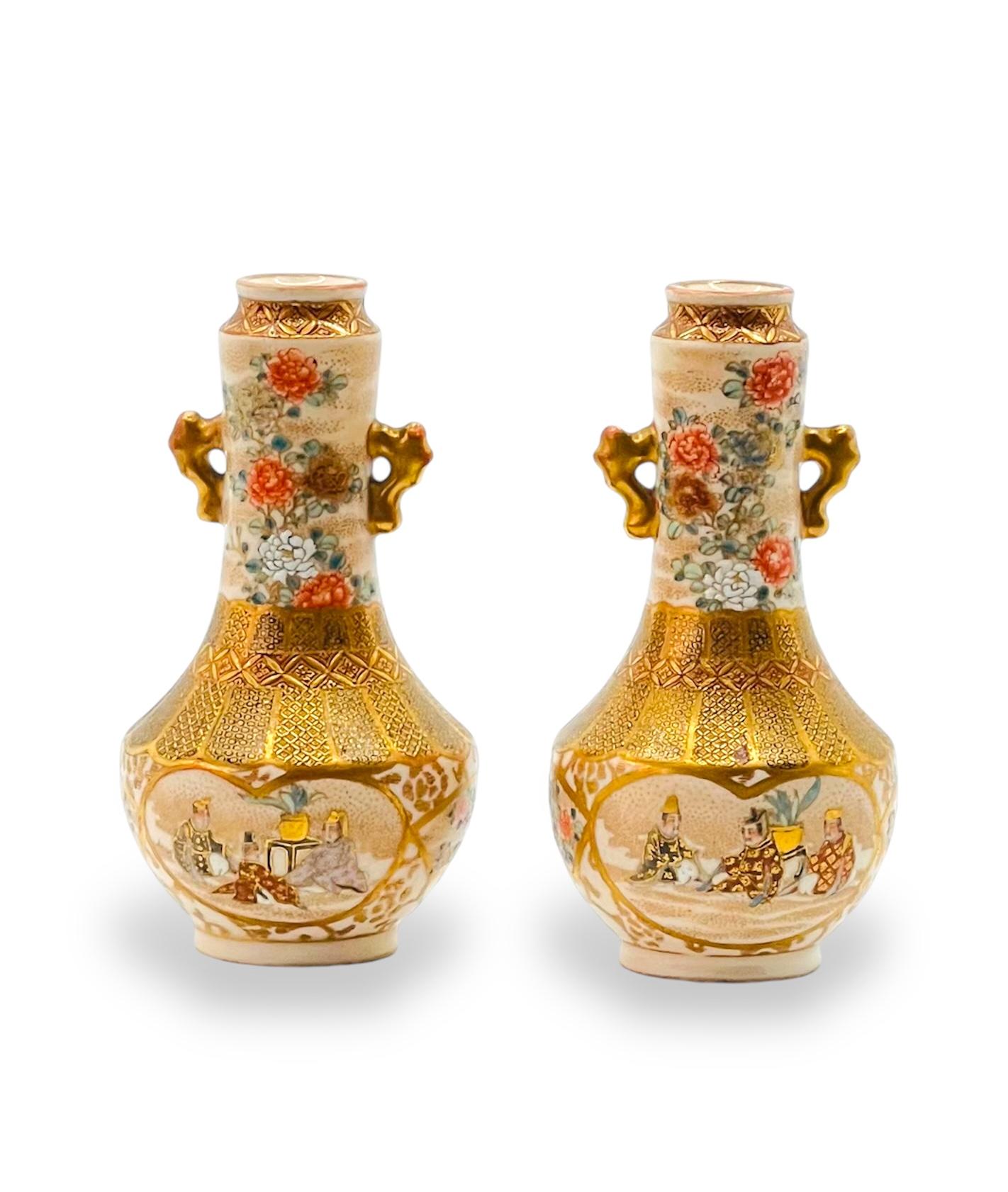 Peint à la main Une belle paire de vases japonais anciens Satsuma. Signé Kyuozan.Époque Meiji en vente