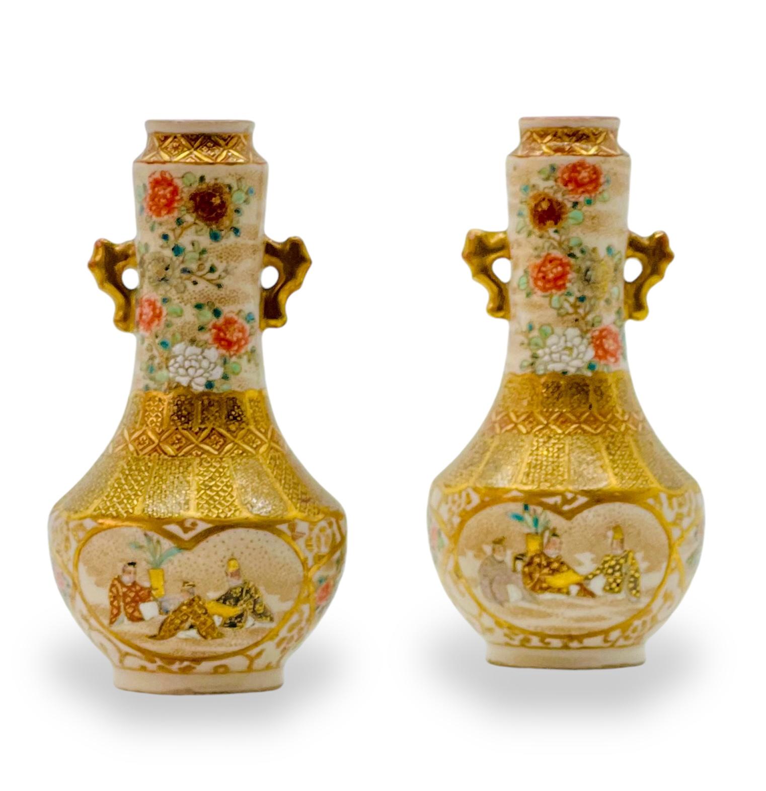 Une belle paire de vases japonais anciens Satsuma. Signé Kyuozan.Époque Meiji Bon état - En vente à London, GB