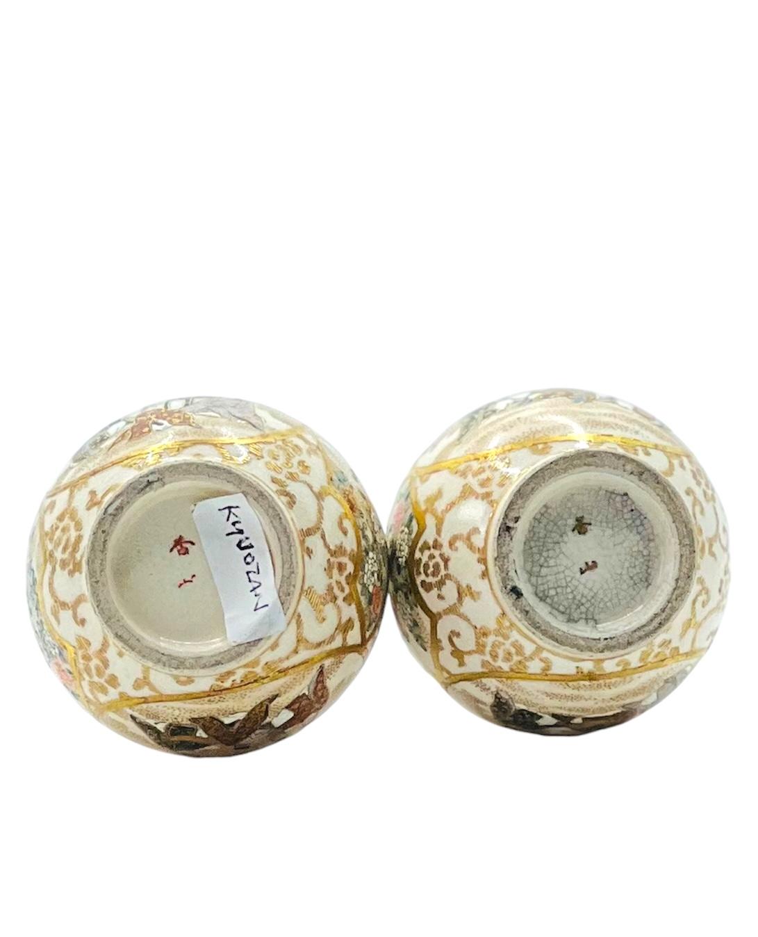 Une belle paire de vases japonais anciens Satsuma. Signé Kyuozan.Époque Meiji en vente 2