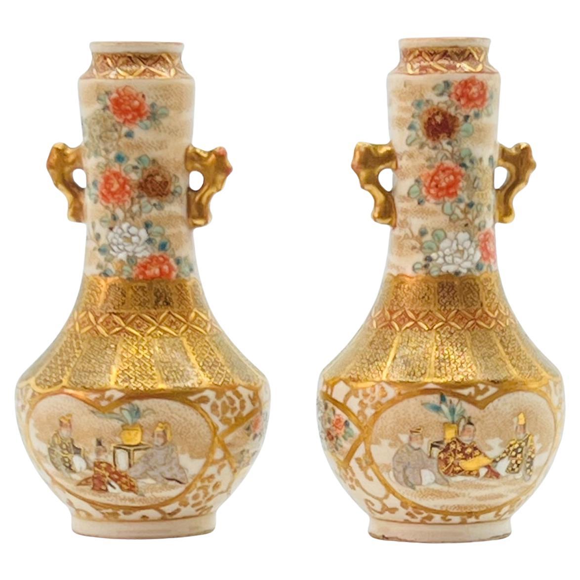 Una bella coppia di antichi vasi giapponesi Satsuma. Firmato Kyuozan.epoca Meiji