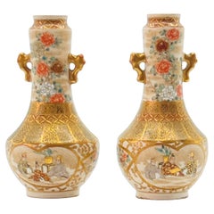 Una bella coppia di antichi vasi giapponesi Satsuma. Firmato Kyuozan.epoca Meiji