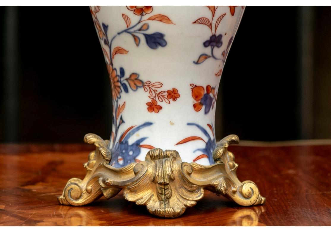 Regency Paire de vases anciens en porcelaine décorés d'Imari montés en bronze doré en vente