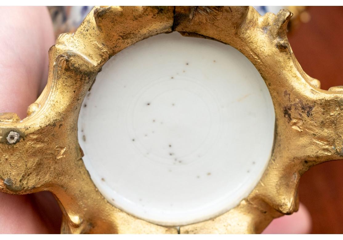 Doré Paire de vases anciens en porcelaine décorés d'Imari montés en bronze doré en vente