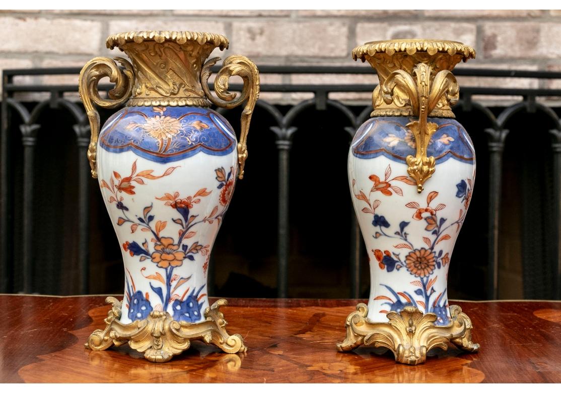 Ein feines Paar antiker, in Goldbronze gefasster, verzierter Imari-Porzellanvasen (19. Jahrhundert) im Angebot