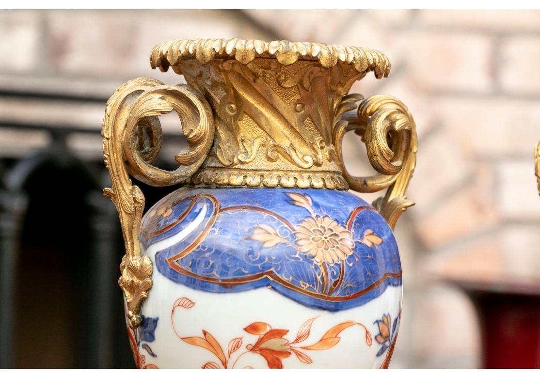 Métal Paire de vases anciens en porcelaine décorés d'Imari montés en bronze doré en vente