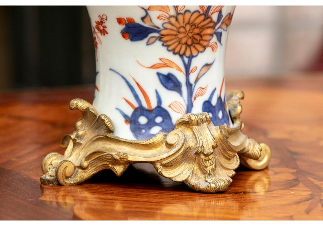 Paire de vases anciens en porcelaine décorés d'Imari montés en bronze doré en vente 1