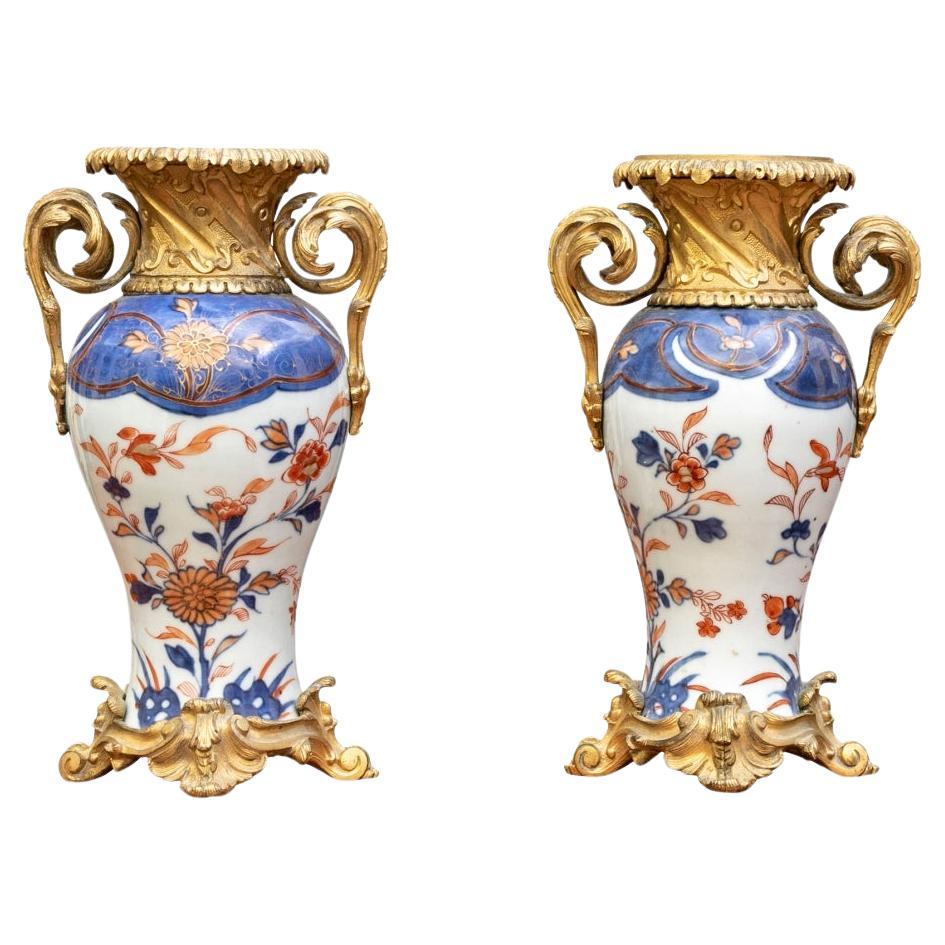 Paire de vases anciens en porcelaine décorés d'Imari montés en bronze doré en vente