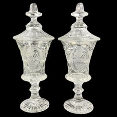 Paar böhmische Vasen aus geschliffenem und geätztem, geätztem Glas mit Deckel, Ende 19./Anfang 20. Jh.