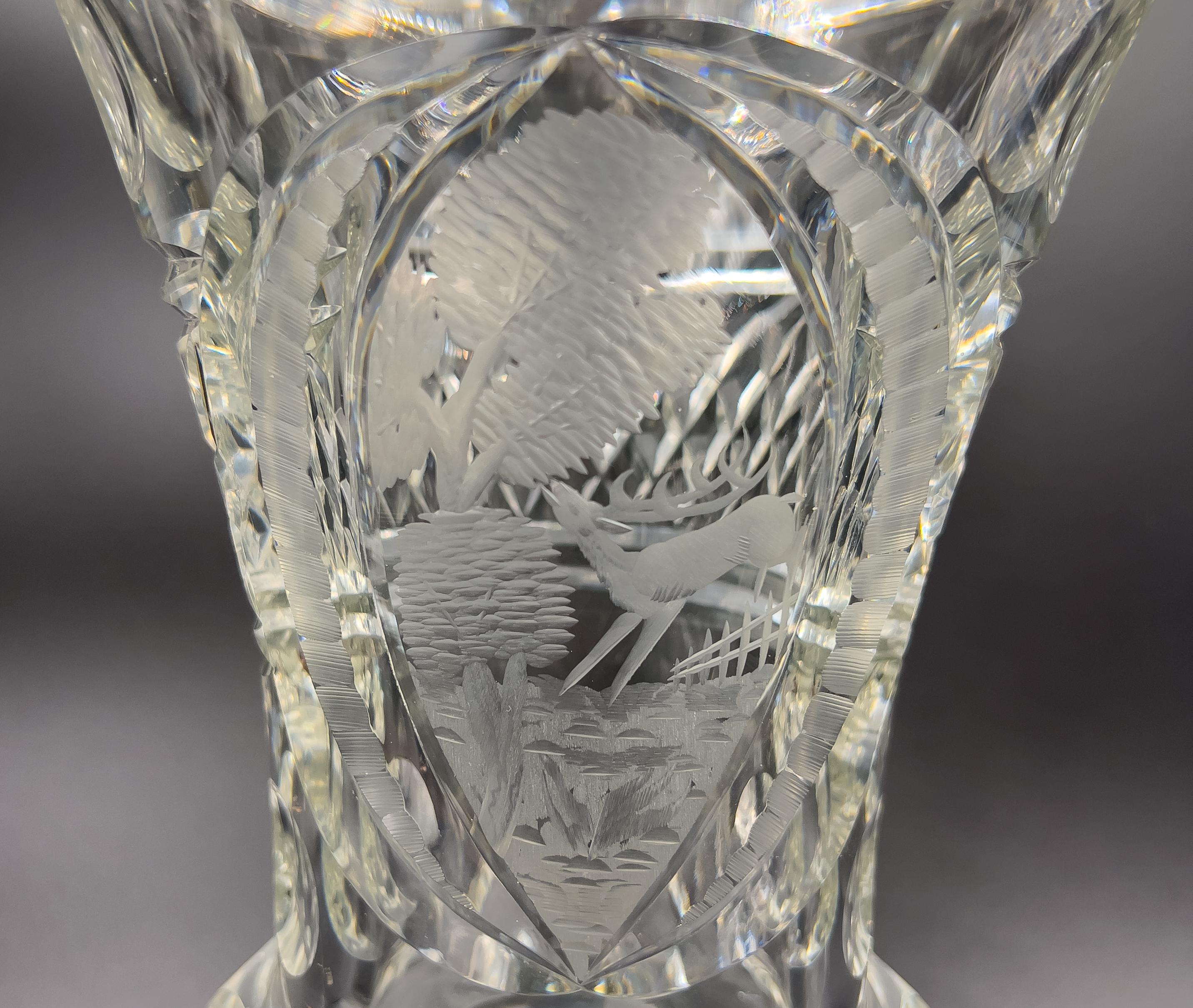 Paire de vases bohèmes à couvercle en verre taillé et gravé, fin du 19ème/début du 20ème siècle  Bon état - En vente à London, GB