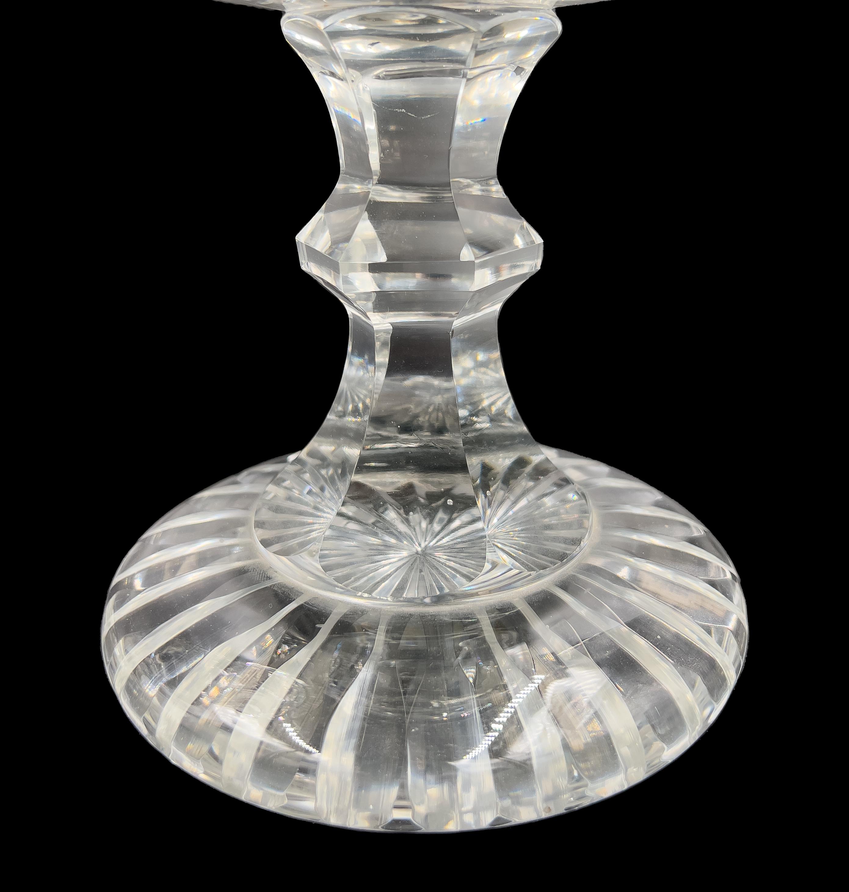 Paar böhmische Vasen aus geschliffenem und geätztem, geätztem Glas mit Deckel, Ende 19./Anfang 20. Jh. im Angebot 1