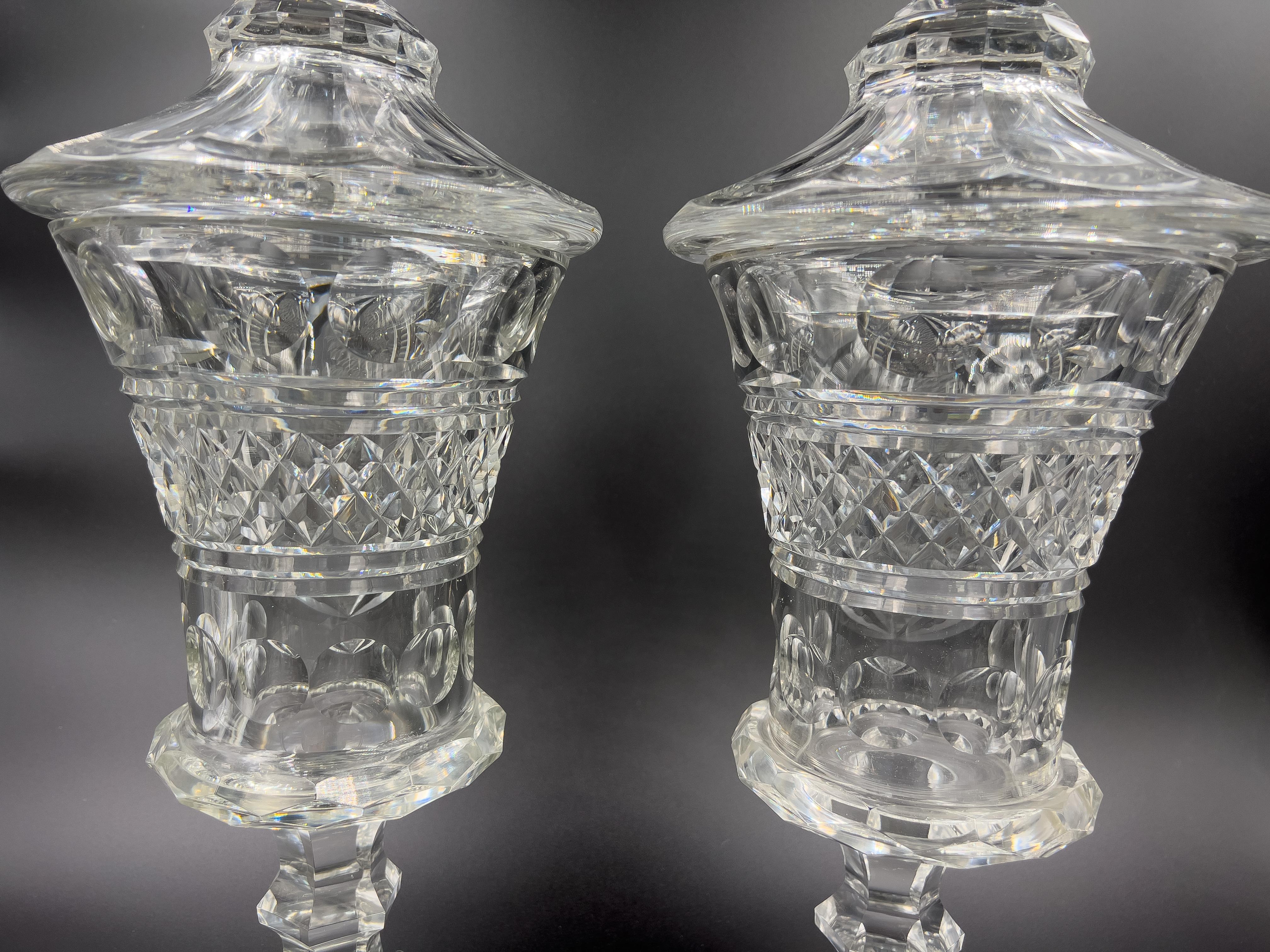 Paire de vases bohèmes à couvercle en verre taillé et gravé, fin du 19ème/début du 20ème siècle  en vente 2