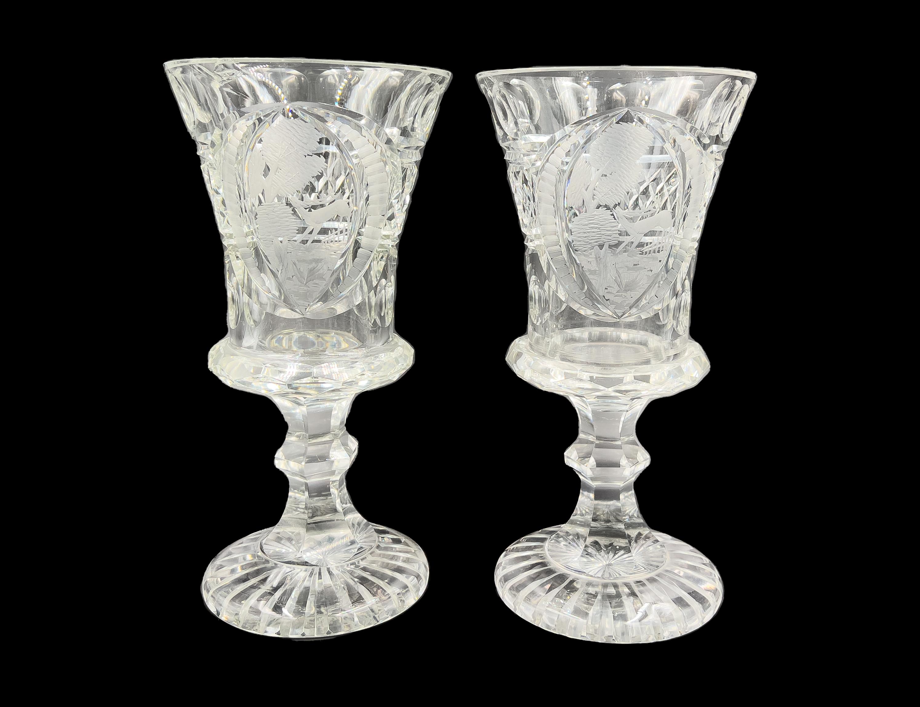Paire de vases bohèmes à couvercle en verre taillé et gravé, fin du 19ème/début du 20ème siècle  en vente 3