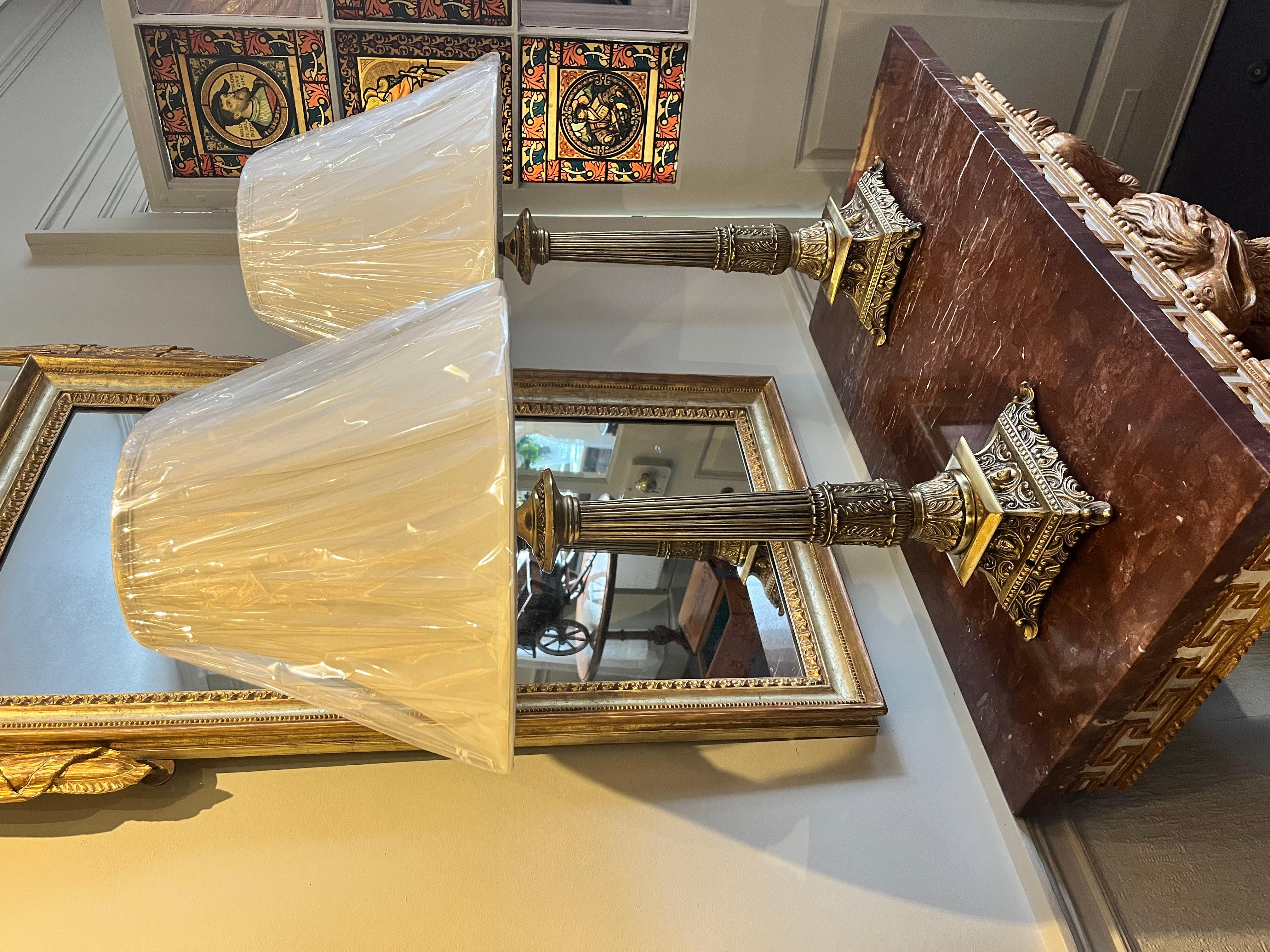 Pareja de lámparas de mesa con columna de latón en Bueno estado para la venta en Reepham, GB