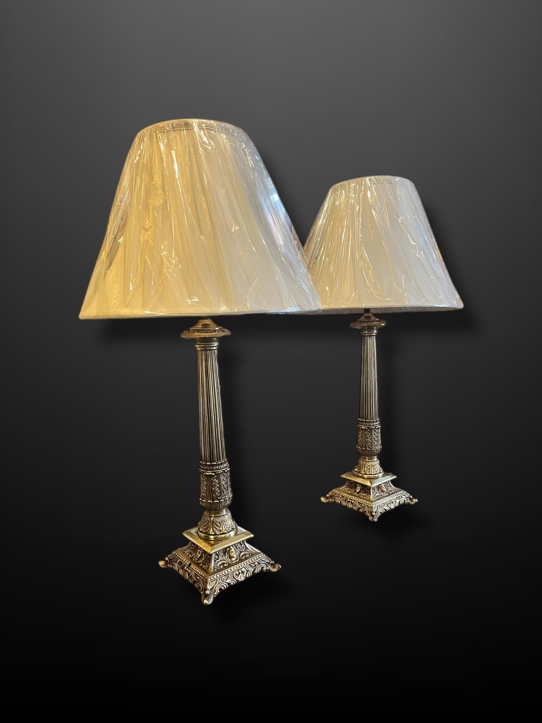 Pareja de lámparas de mesa con columna de latón siglo XX en venta