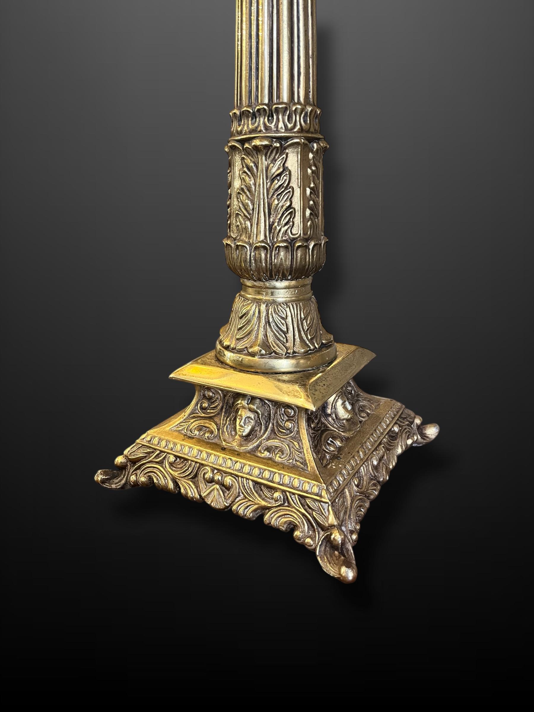 Pareja de lámparas de mesa con columna de latón Latón en venta