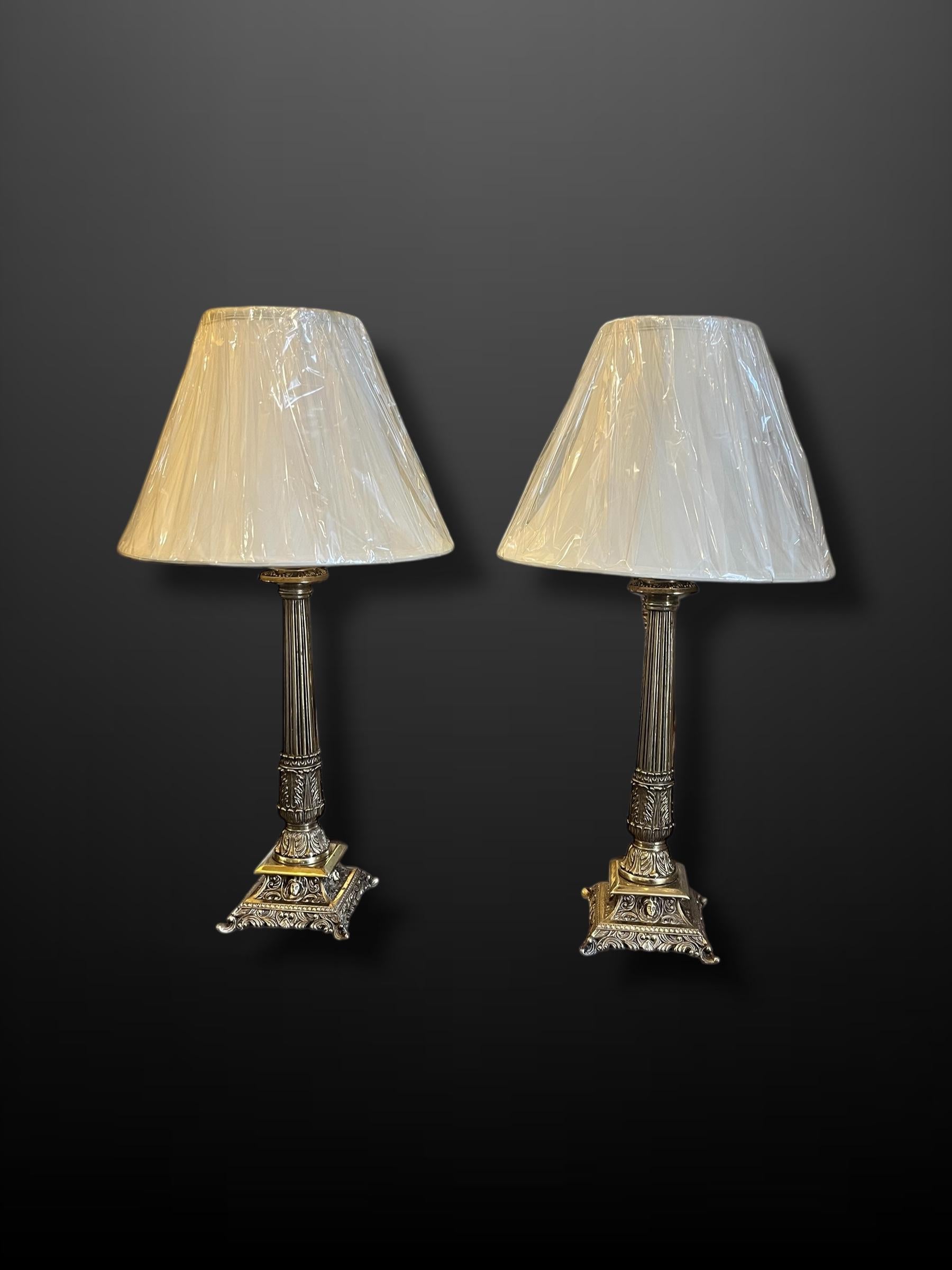 Pareja de lámparas de mesa con columna de latón en venta 1