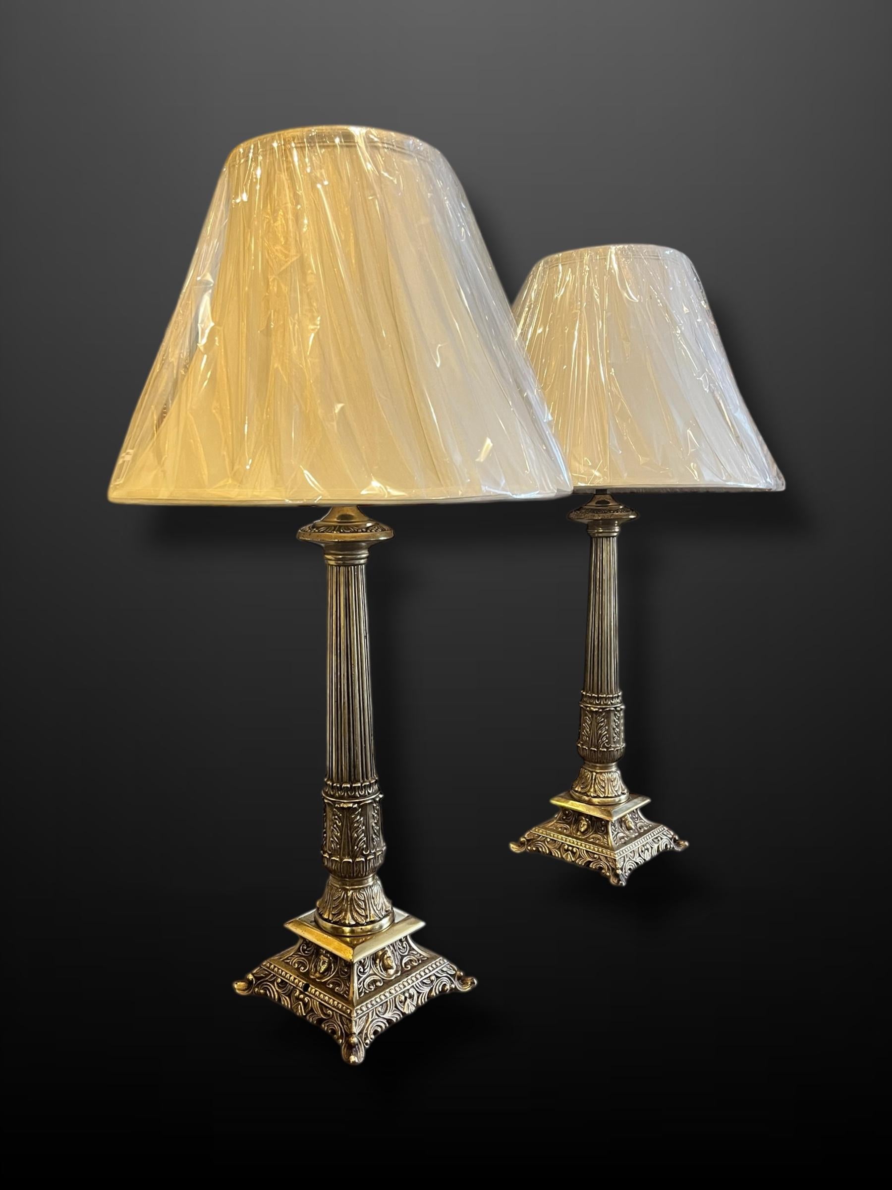 Pareja de lámparas de mesa con columna de latón en venta 3
