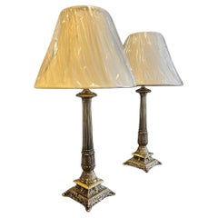 Pareja de lámparas de mesa con columna de latón