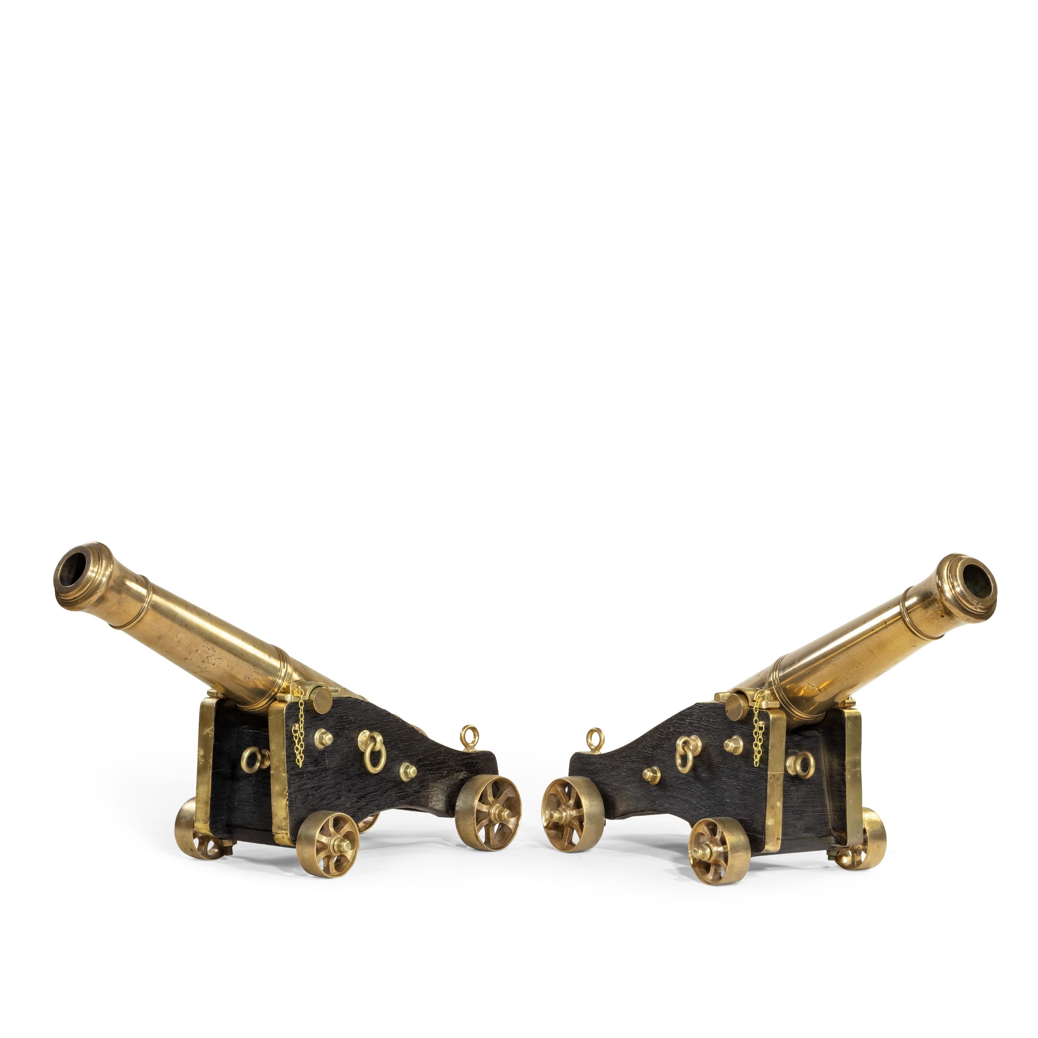 Una bella coppia di cannoni in bronzo di McAndrew e Woore, montati sui loro carrelli originali in quercia verniciata di nero con ruote a ragno in ottone, con misuratore di polvere e tampone. Inglese, circa 1850.

Registrato come lavoratore dal 1827