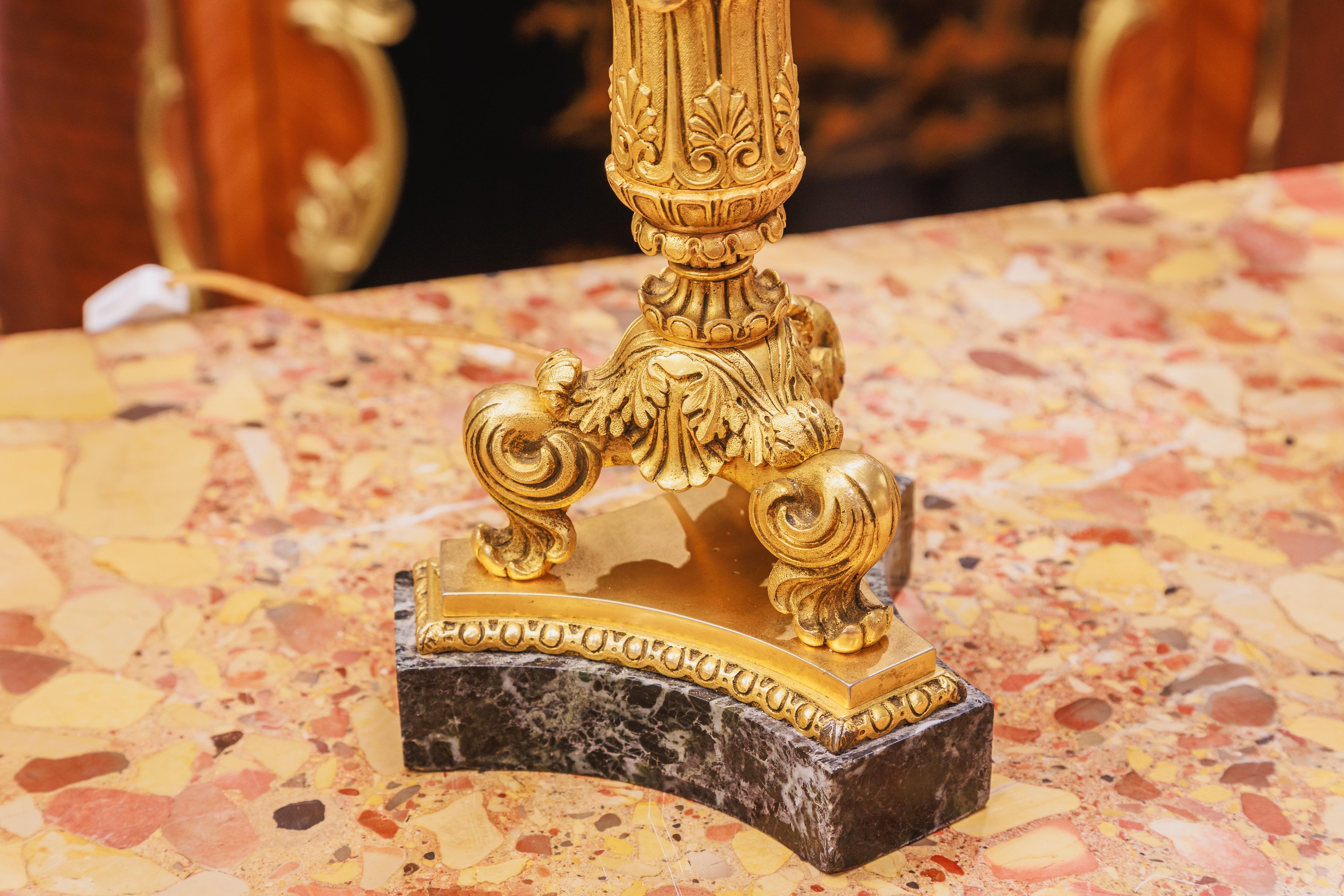 Fino par de candelabros de mármol y bronce dorado de Charles X. 