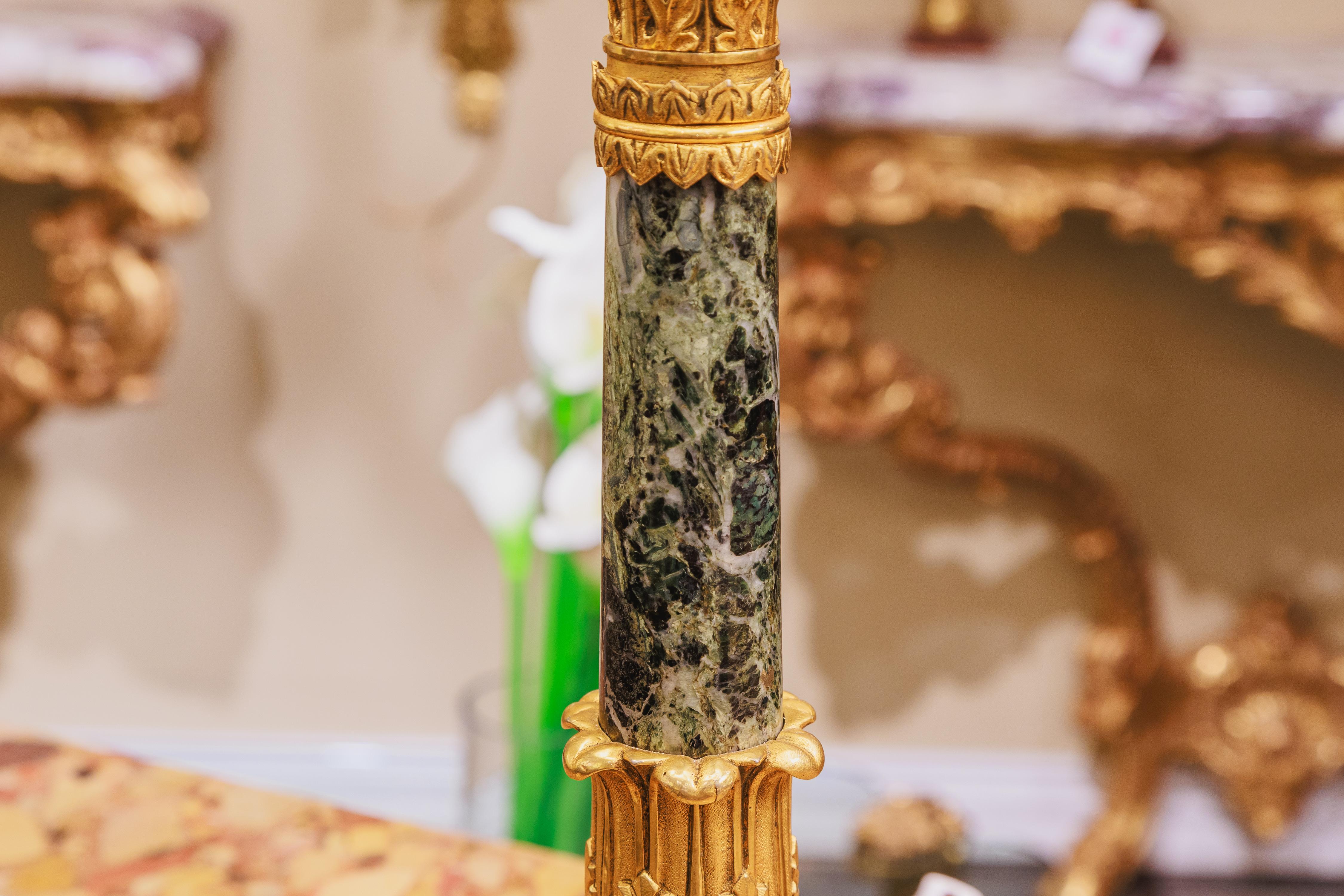 Un fino par de candelabros de bronce dorado y mármol de Charles X Carlos X en venta